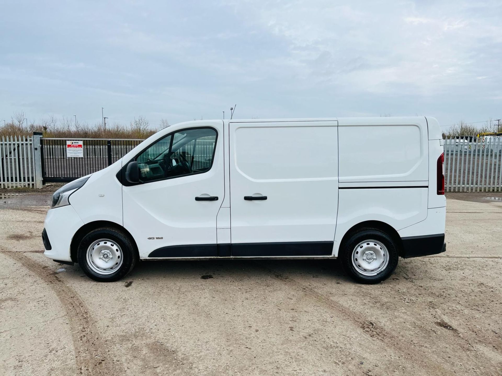 ** ON SALE ** Renault Trafic 1.6 DCI 125 SL27 Energy Business+ 2017 '67 Reg' - A/C - ULEZ Compliant - Image 4 of 27