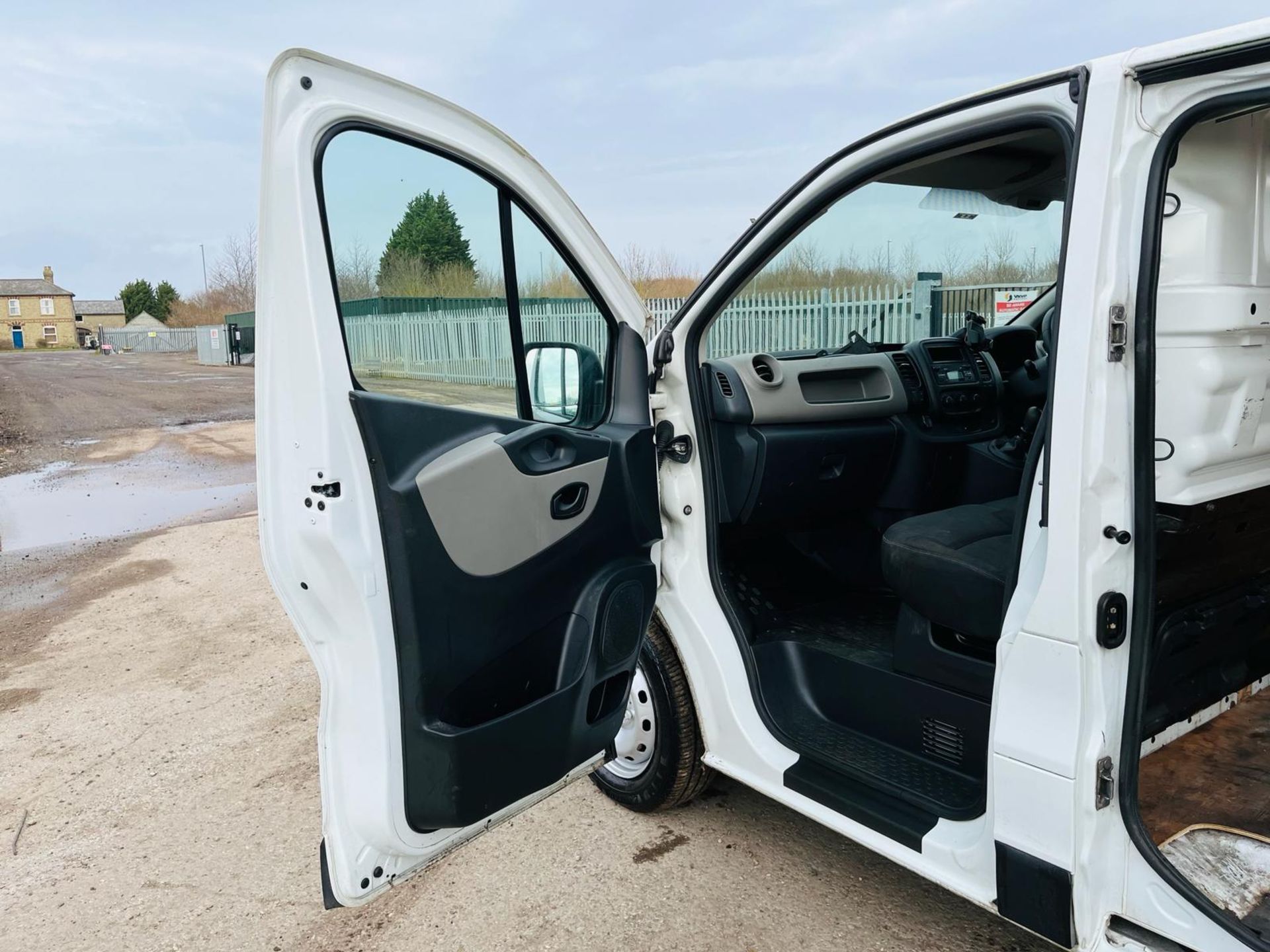 ** ON SALE ** Renault Trafic 1.6 DCI 125 SL27 Energy Business+ 2017 '67 Reg' - A/C - ULEZ Compliant - Image 25 of 27