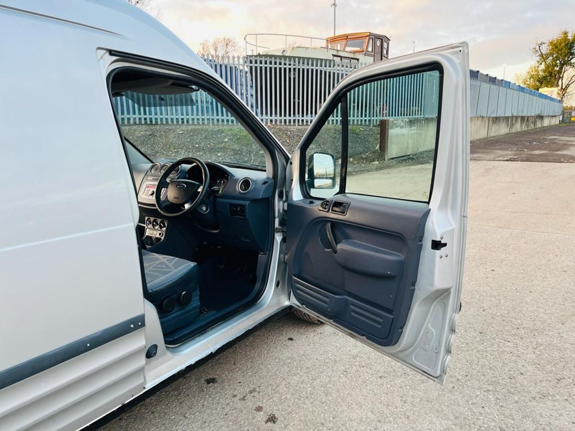 ** ON SALE ** Ford Transit Connect 1.8 TDCI 110 230 LWB Limited 2011 '11 Reg' Parking Sensors - Image 15 of 30