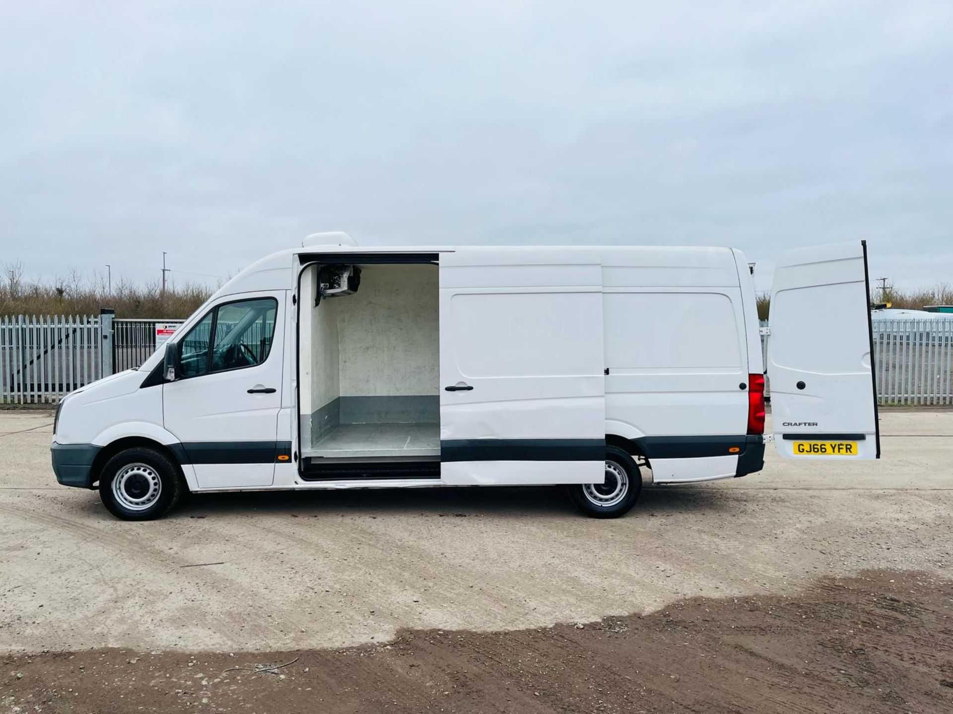 ** ON SALE ** Volkswagen Crafter Cr35 TDI 109 2016 '66 Reg' Refrigerated -ULEZ Compliant - Bluetooth - Image 5 of 30