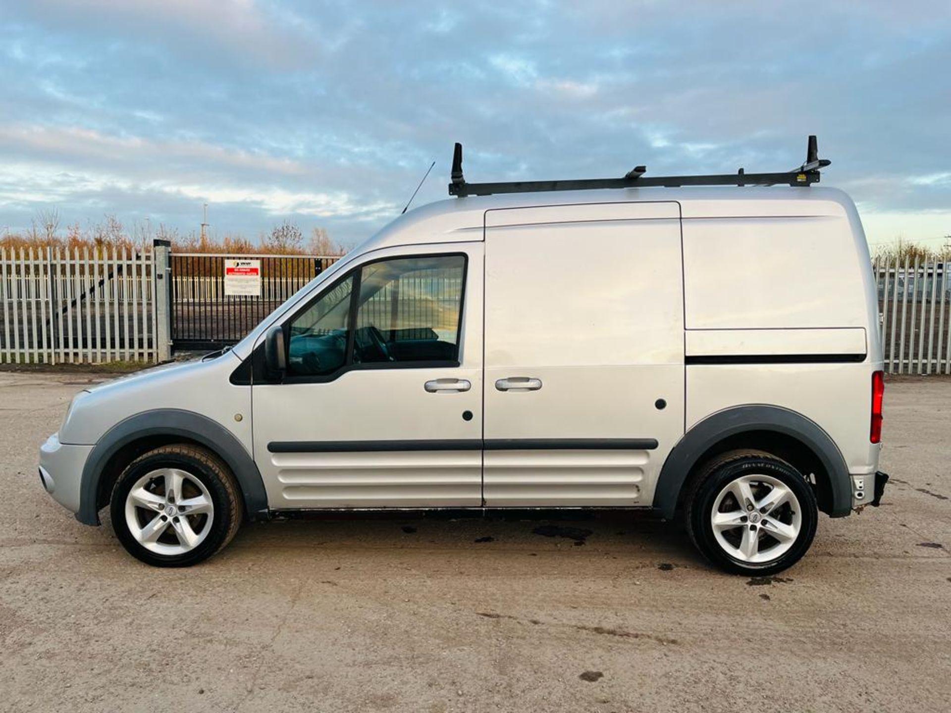 ** ON SALE ** Ford Transit Connect 1.8 TDCI 110 230 LWB Limited 2011 '11 Reg' Parking Sensors - Image 4 of 30