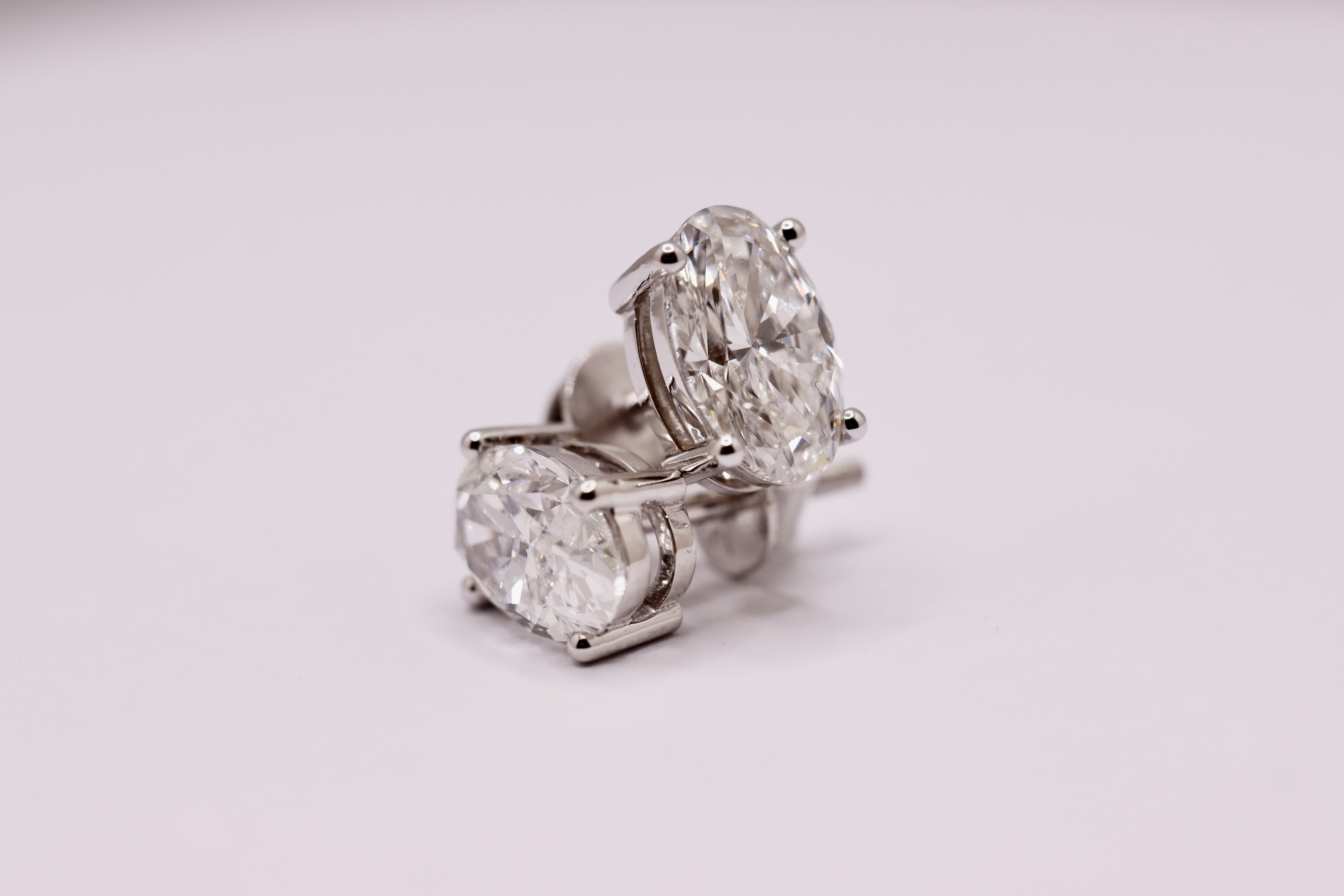 ** ON SALE ** Oval Brilliant Cut 3.02 Carat Diamond Earrings Set in 18kt White Gold - F Colour - VS1 - Image 3 of 9