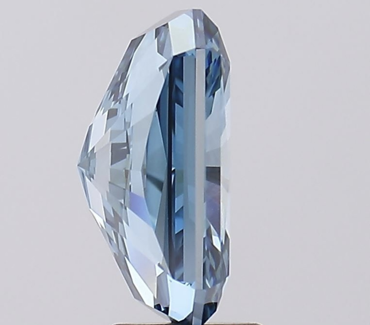 Radiant 5.26 Carat Diamond Fancy Vivaid Blue Colour VS1 Clarity EX EX - IGI - Image 7 of 9