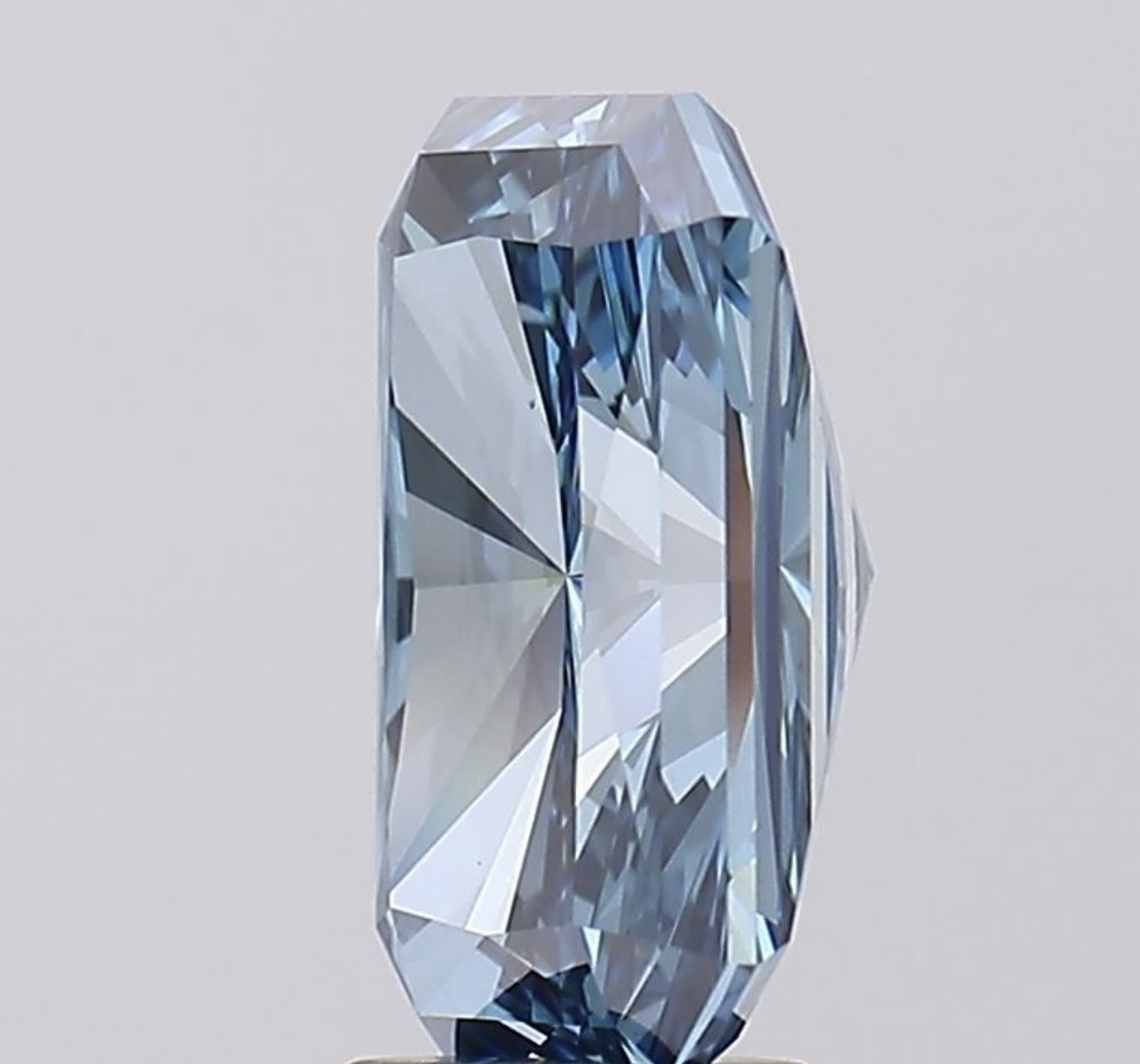 Radiant 5.26 Carat Diamond Fancy Vivaid Blue Colour VS1 Clarity EX EX - IGI - Image 4 of 9