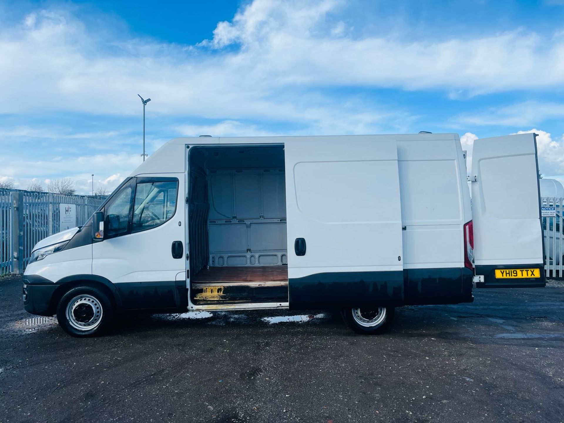 ** ON SALE ** IVECO Daily 35S14 2.3 3520 L2 H3 2019 '19 Reg'- A/C - ULEZ Compliant - NO VAT - Image 5 of 27