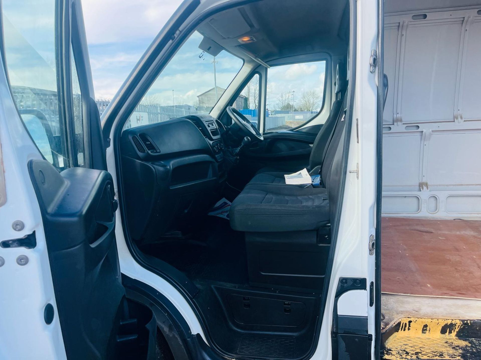 ** ON SALE ** IVECO Daily 35S14 2.3 3520 L2 H3 2019 '19 Reg'- A/C - ULEZ Compliant - NO VAT - Image 24 of 27