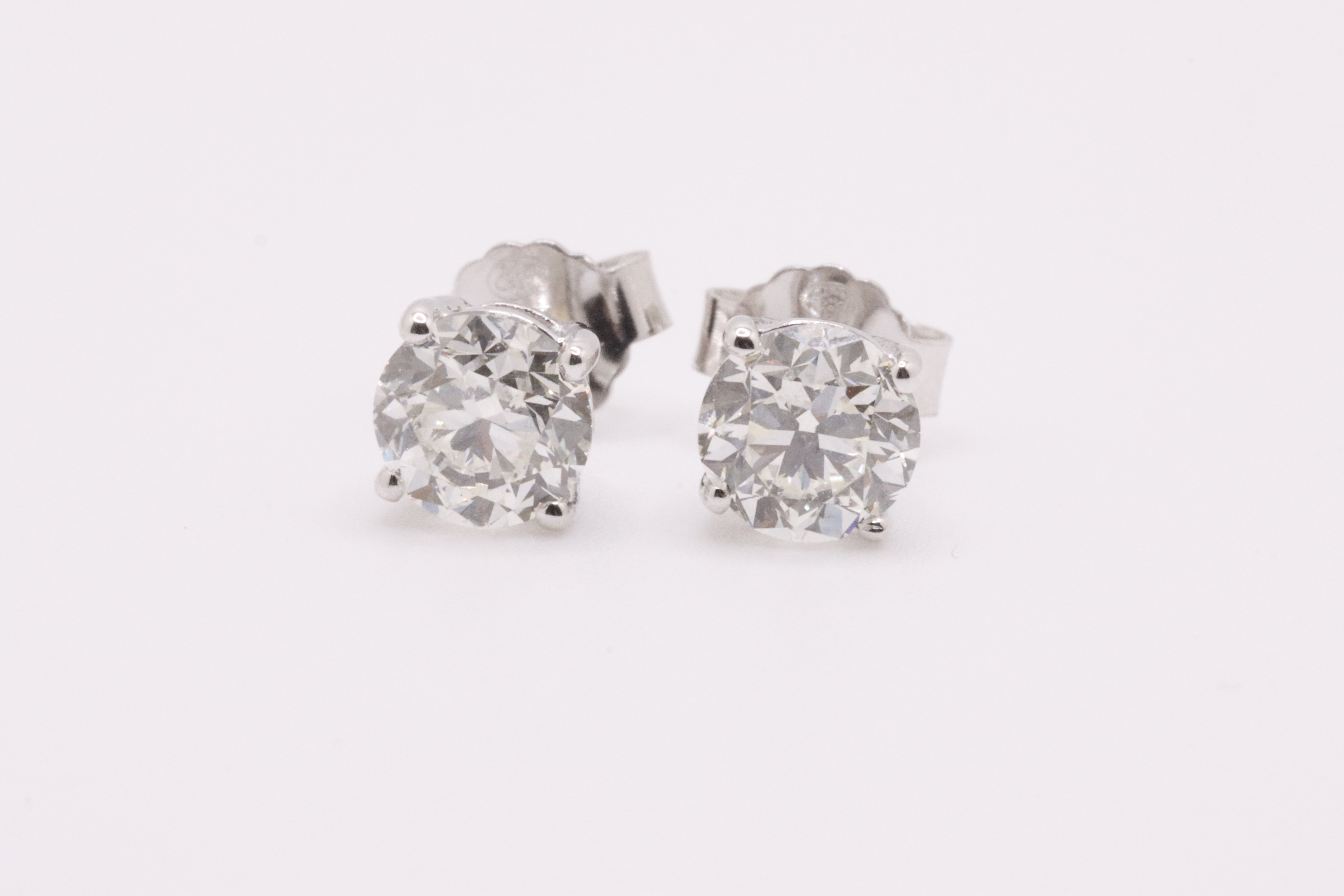 Round Brilliant Cut 2.00 Carat Natural Diamond Earrings 18kt White Gold - H Colour VVS2 Clarity- IGI - Image 13 of 16