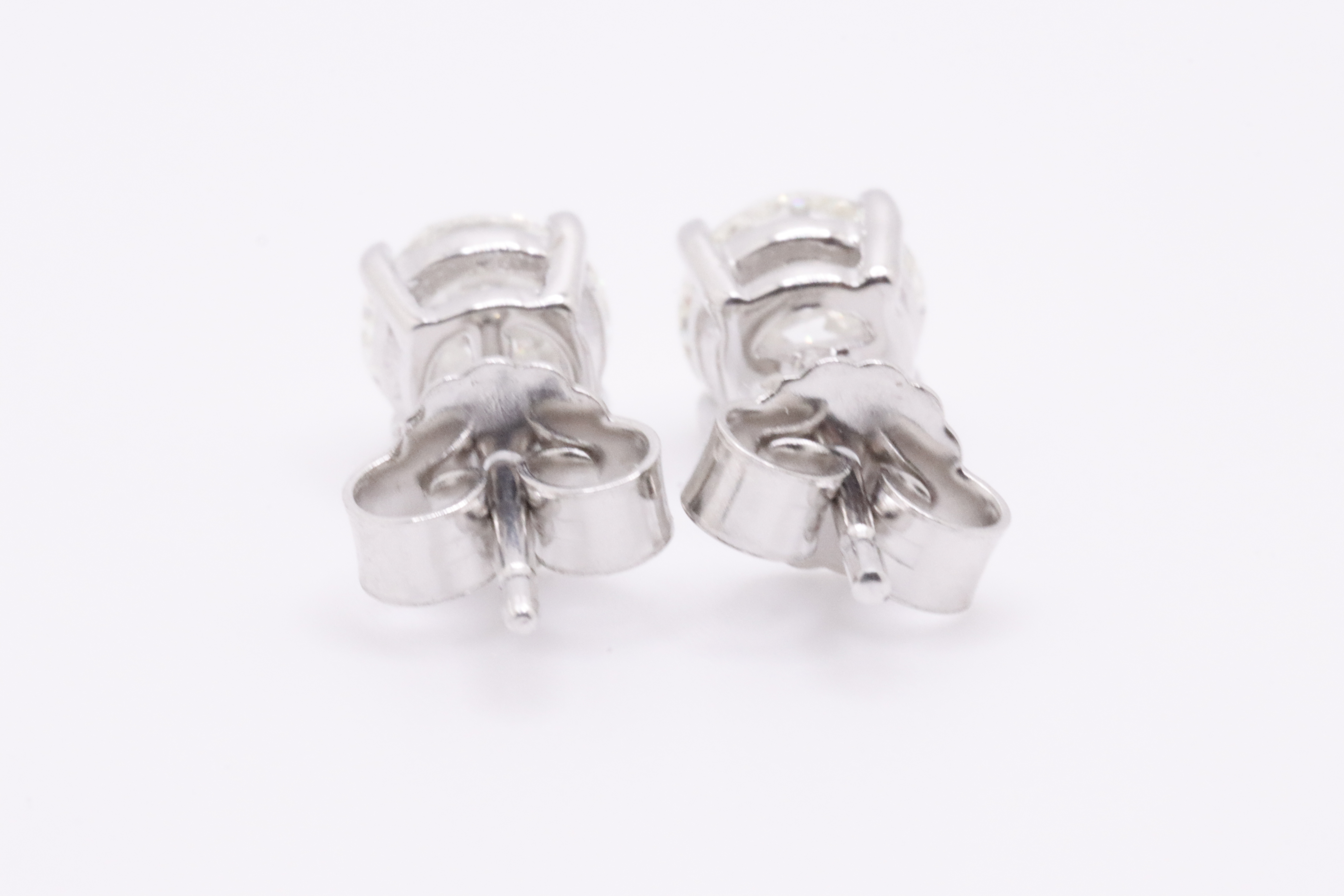 Round Brilliant Cut 2.00 Carat Natural Diamond Earrings 18kt White Gold - H Colour VVS2 Clarity- IGI - Image 11 of 16