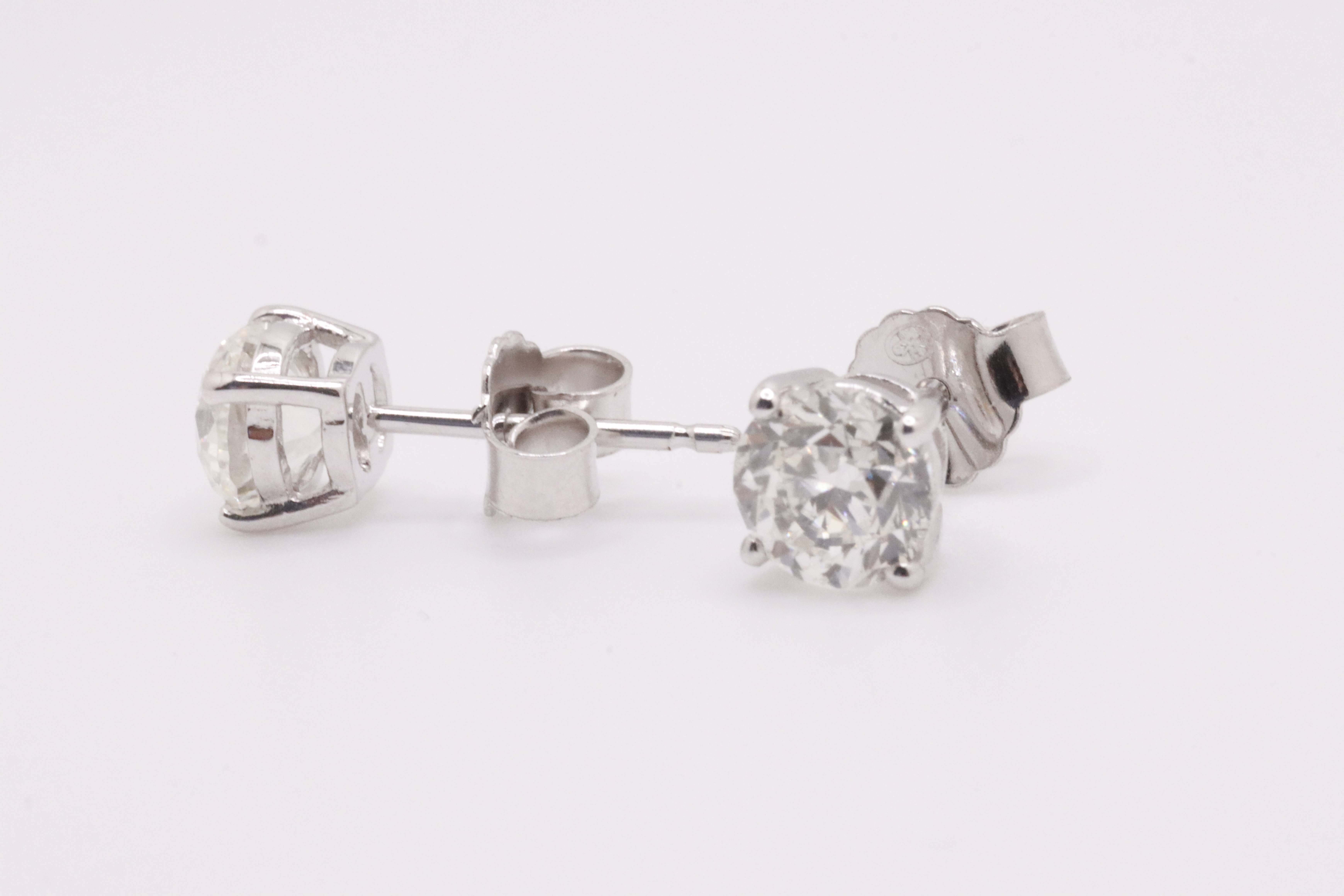 Round Brilliant Cut 2.00 Carat Natural Diamond Earrings 18kt White Gold - H Colour VVS2 Clarity- IGI - Image 10 of 16