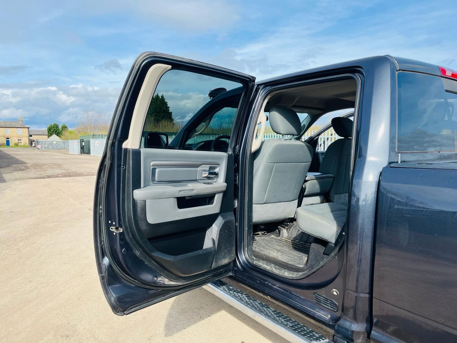 Dodge Ram 5.7 Hemi 1500 SLT 4WD Crew Cab ' 2018 Year' A/C - Fresh Import - ULEZ Compliant - Image 27 of 32