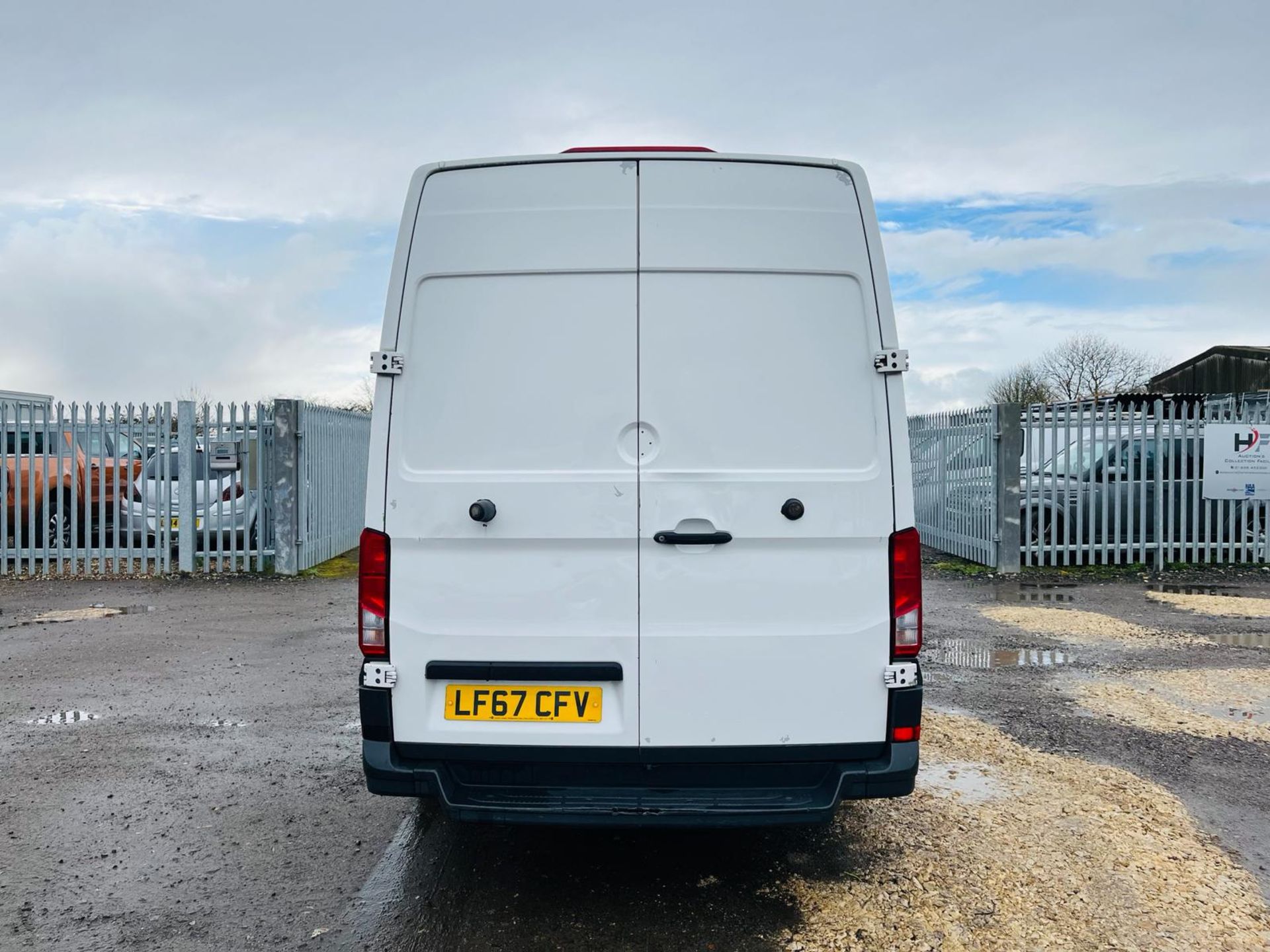 ** ON SALE ** Volkswagen Crafter Cr35 Startline 140 2.0 Tdi L2H3 Fridge/Freezer 2017 '67 Reg' - Image 8 of 28