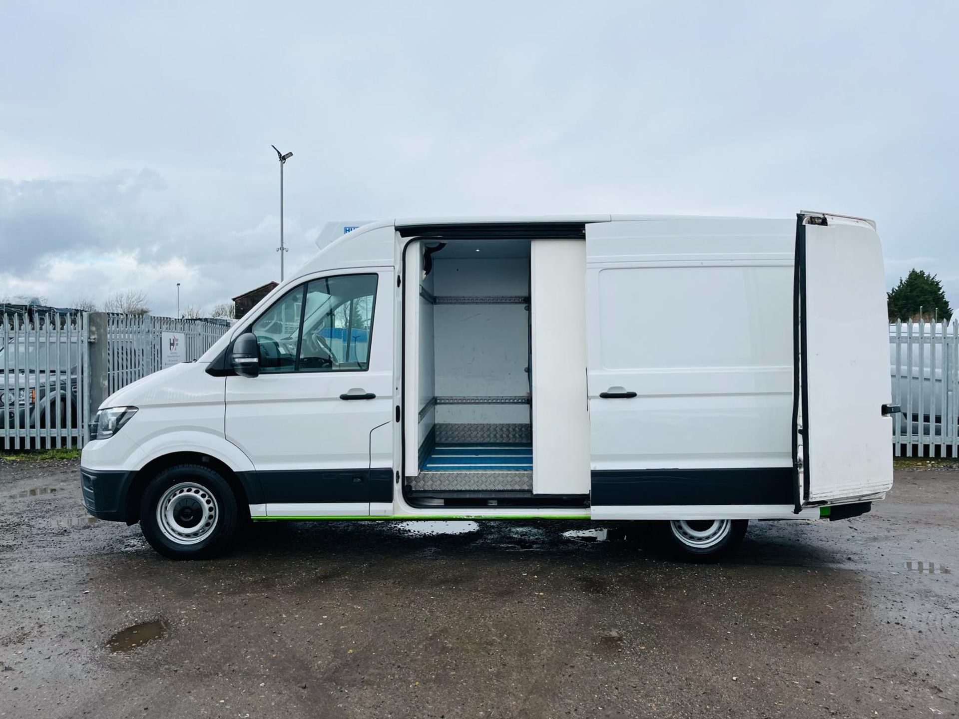 ** ON SALE ** Volkswagen Crafter Cr35 Startline 140 2.0 Tdi L2H3 Fridge/Freezer 2017 '67 Reg' - Image 5 of 28