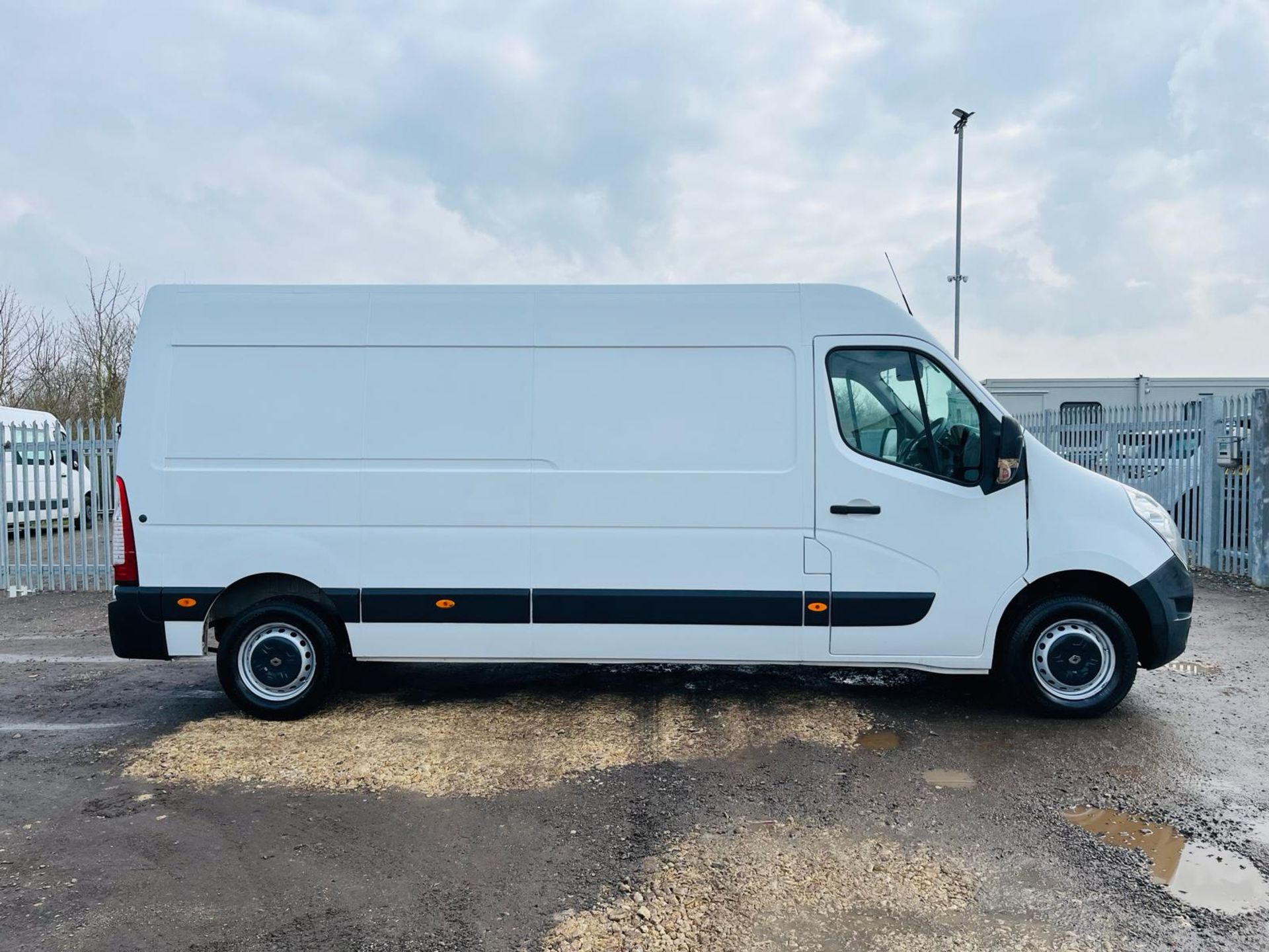 ** ON SALE ** Renault Master Business 35 2.3 Energy DCI 135 3.5T L3H2 2015 '65 Reg'-A/C - Image 13 of 27