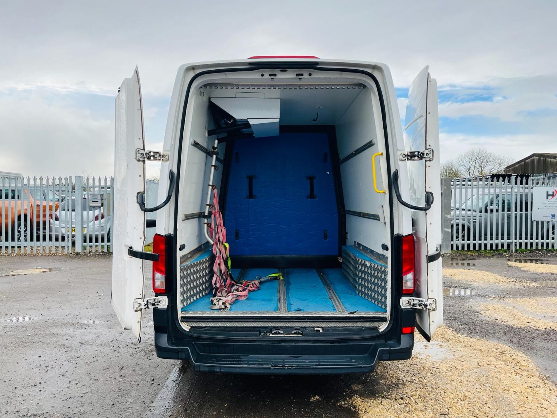 ** ON SALE ** Volkswagen Crafter Cr35 Startline 140 2.0 Tdi L2H3 Fridge/Freezer 2017 '67 Reg' - Image 9 of 28