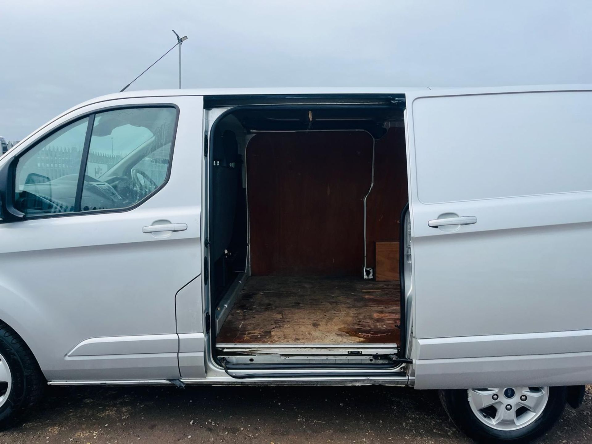 ** ON SALE ** Ford Transit Custom 130 2.0 Tdci Limited L1H1 PanelVan 2017'67 Reg'-1 Previous Owner - Image 6 of 27