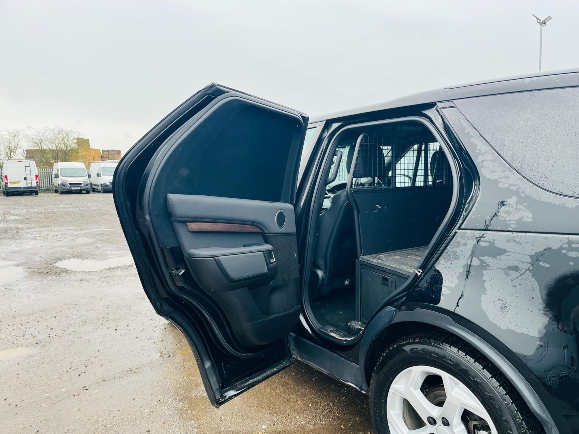 Land Rover Discovery SD4 HSE Edition 4WD Auto 2019 '19 Reg' Commercial - Sat Nav - A/C - Image 28 of 33