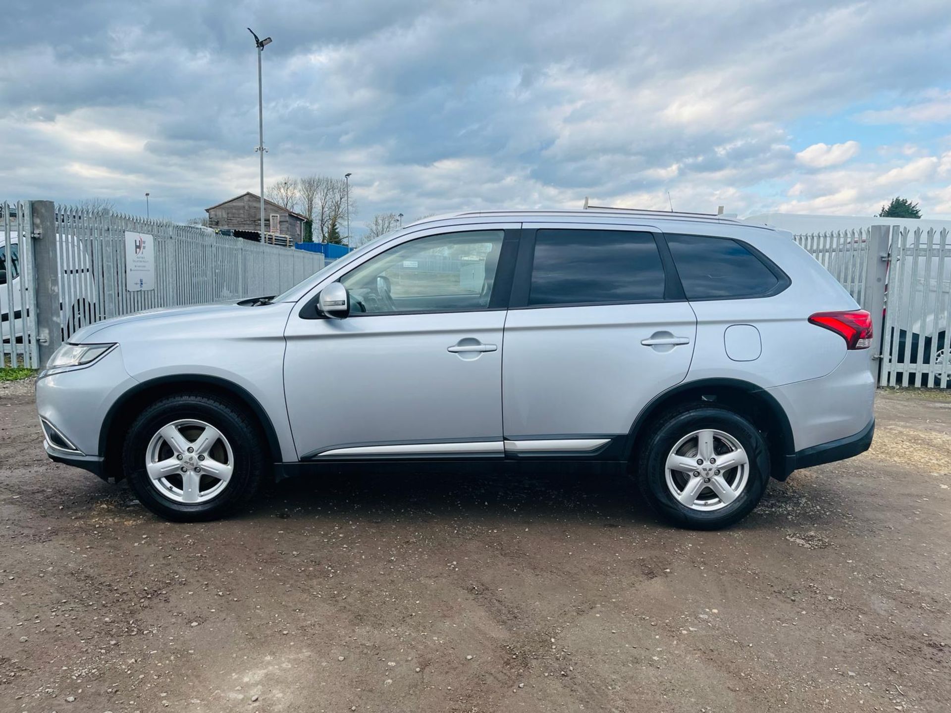 **ON SALE**Mitsubishi Outlander Commercial 2.3 Di-D 147 4WD Van 2017 '67 Reg'-Tow Bar- A/C - Image 4 of 31