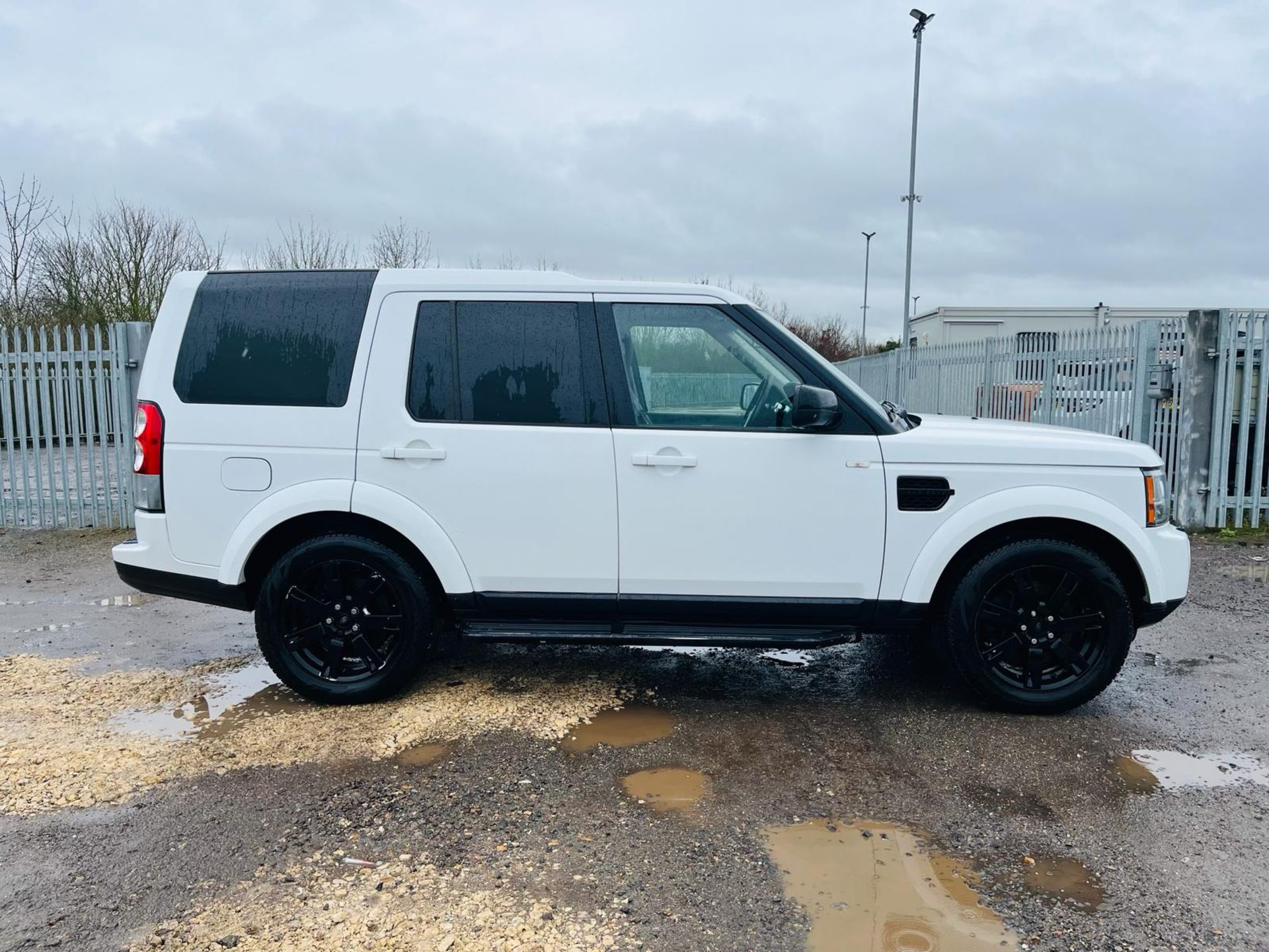 ** ON SALE ** Land Rover Discovery 4 255 SDV6 3.0 2012 '62 Reg' - Alloy Wheels - A/C - Tow Bar - Image 11 of 32