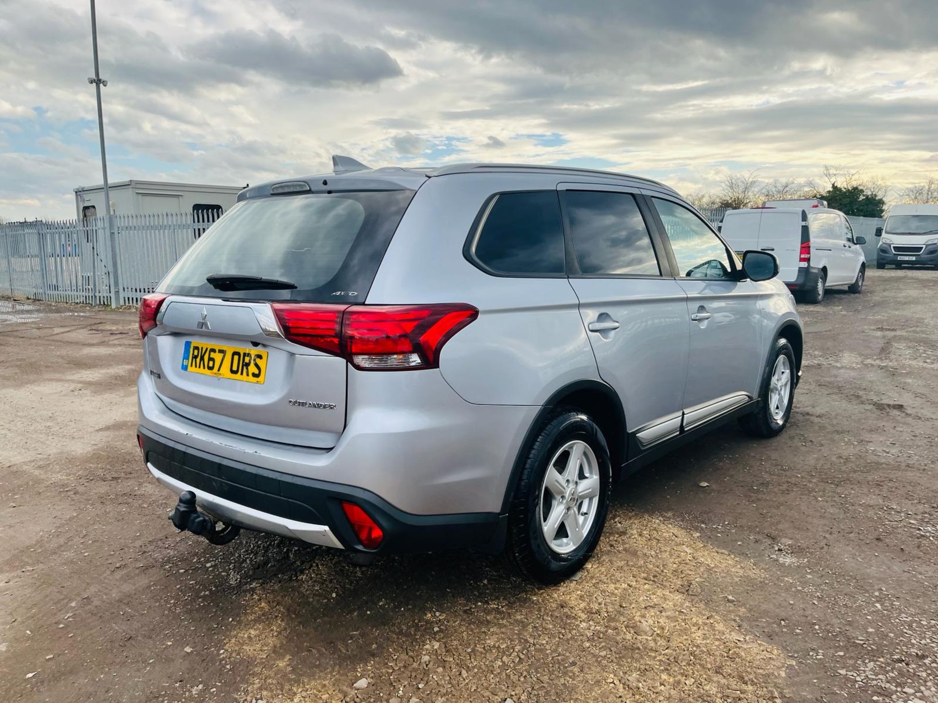 **ON SALE**Mitsubishi Outlander Commercial 2.3 Di-D 147 4WD Van 2017 '67 Reg'-Tow Bar- A/C - Bild 9 aus 31