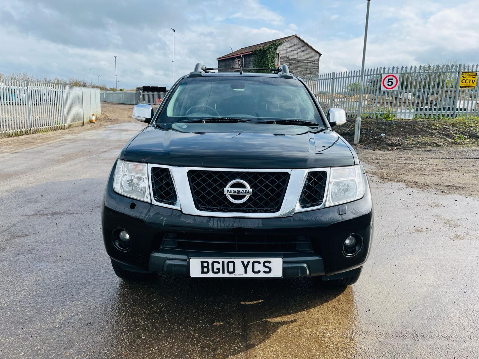 ** ON SALE ** Nissan Navara Tekna DCI 190 4WD 2.5 2010 '10 Reg' -Automatic -Alloy Wheels - Image 2 of 36