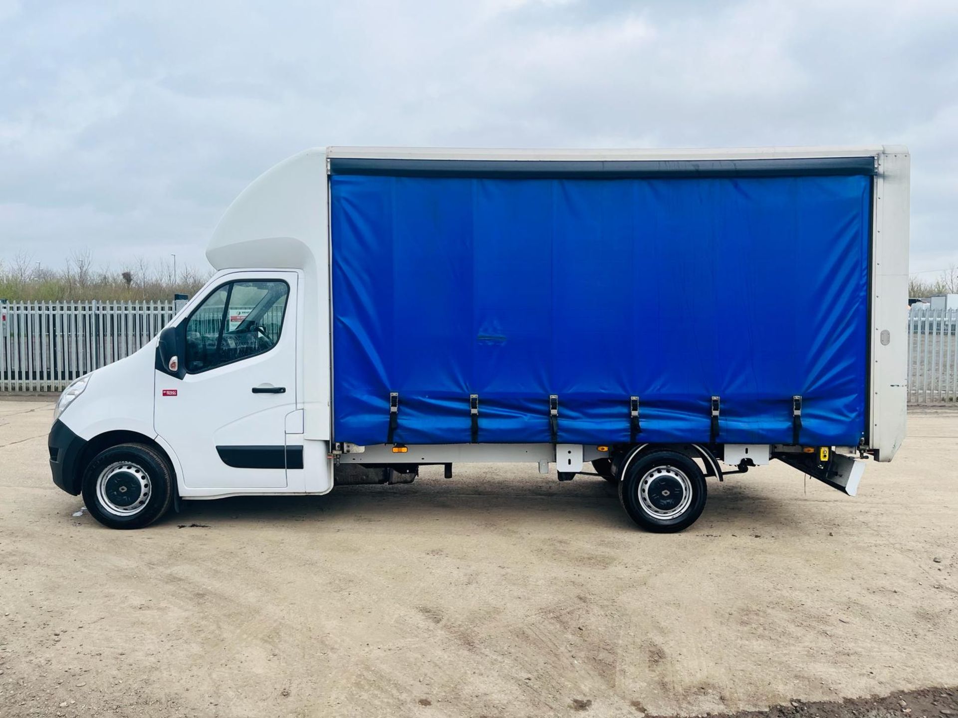 ** ON SALE **Renault Master 2.3 DCI 145 3.5T Comfort L3 Curtain Side -2019 '19 Reg'- ULEZ Compliant - Image 4 of 27