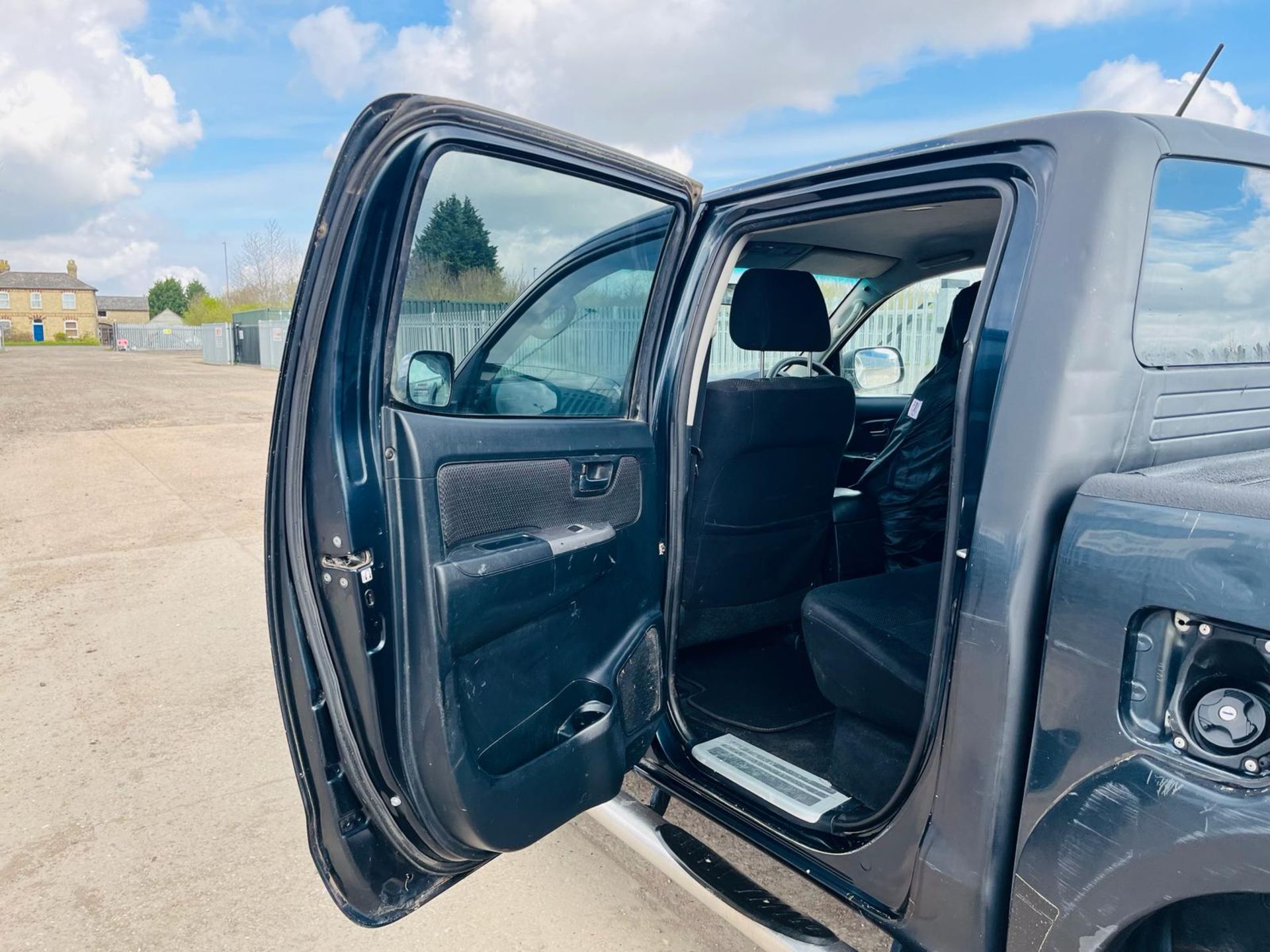 ** ON SALE ** Toyota Hilux 3.0 D-4D 171 Invincible 4WD CrewCab Pick-Up -2014 '64 Reg'- - Image 28 of 33