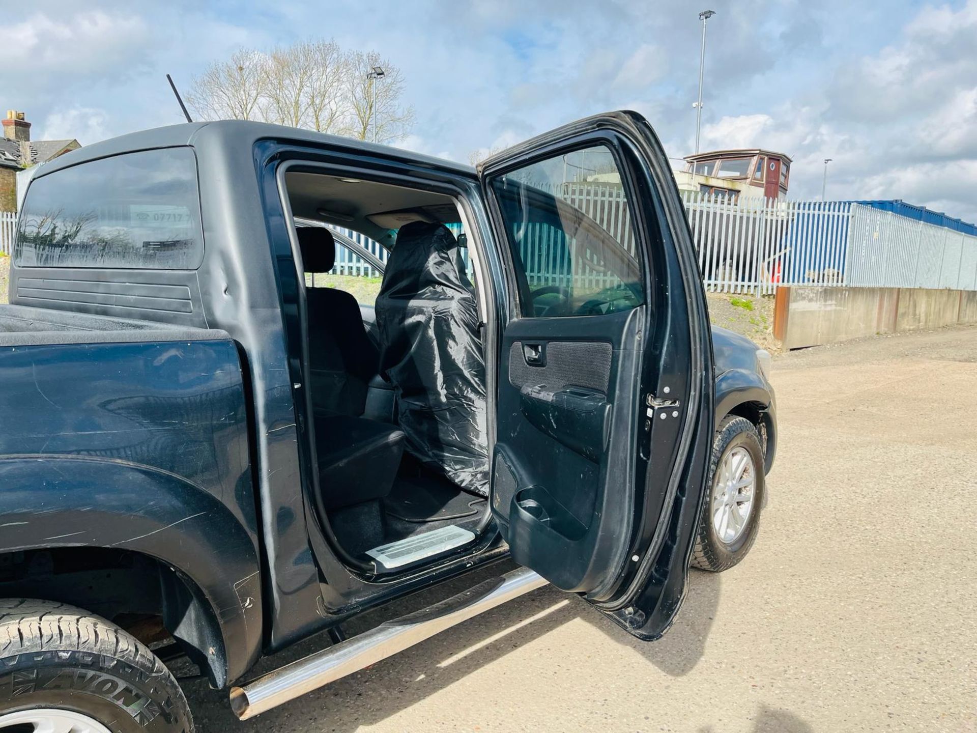 ** ON SALE ** Toyota Hilux 3.0 D-4D 171 Invincible 4WD CrewCab Pick-Up -2014 '64 Reg'- - Image 24 of 33