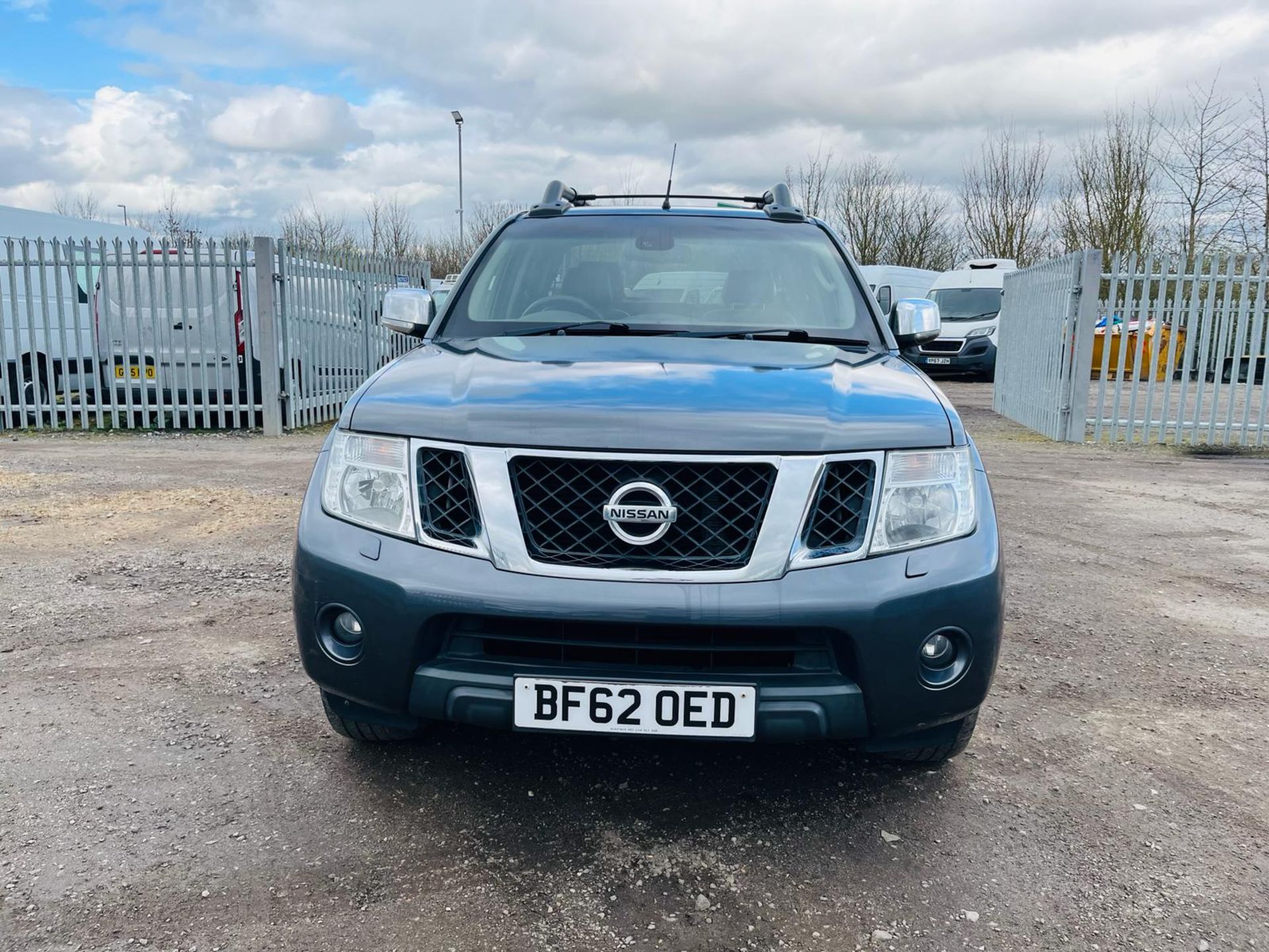 ** ON SALE **Nissan Navara Tekna DCI 4WD 2.5 2012 '62 Reg' - Automatic -Alloy Wheels -Roof Rack - Image 2 of 33