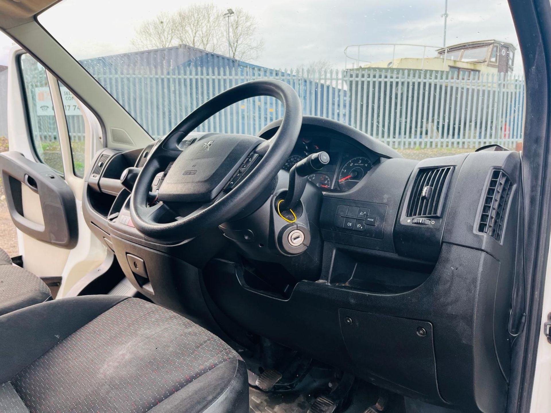 ** ON SALE ** Peugeot Boxer Low Loader 335 BlueHDI 160 2.0 L3 2018 '18 Reg'- A/C -ULEZ Compliant - Image 13 of 23