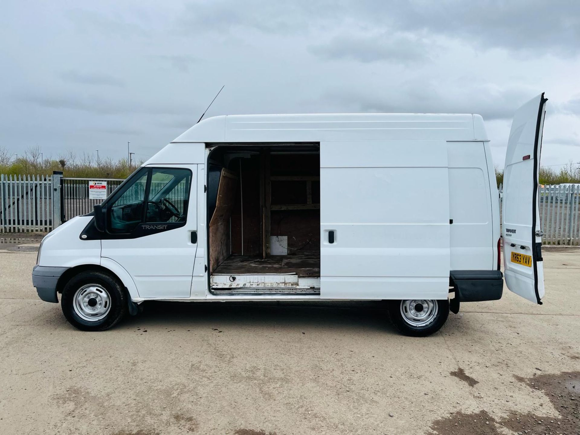 Ford Transit 350 RWD 2.2 TDCI 100 L3H3 PanelVan 2013 '63 Reg' -Bluetooth Handsfree -CD Player - Image 5 of 27