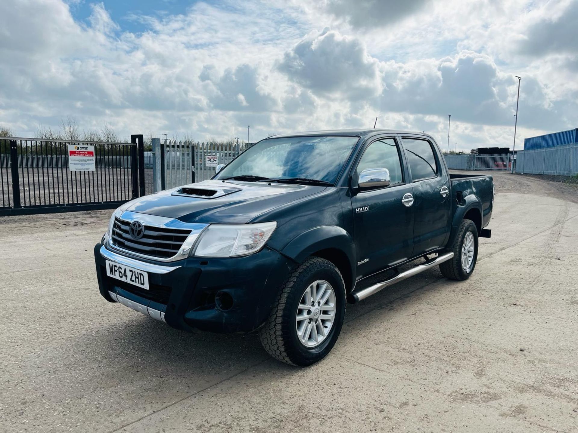 ** ON SALE ** Toyota Hilux 3.0 D-4D 171 Invincible 4WD CrewCab Pick-Up -2014 '64 Reg'- - Image 3 of 33