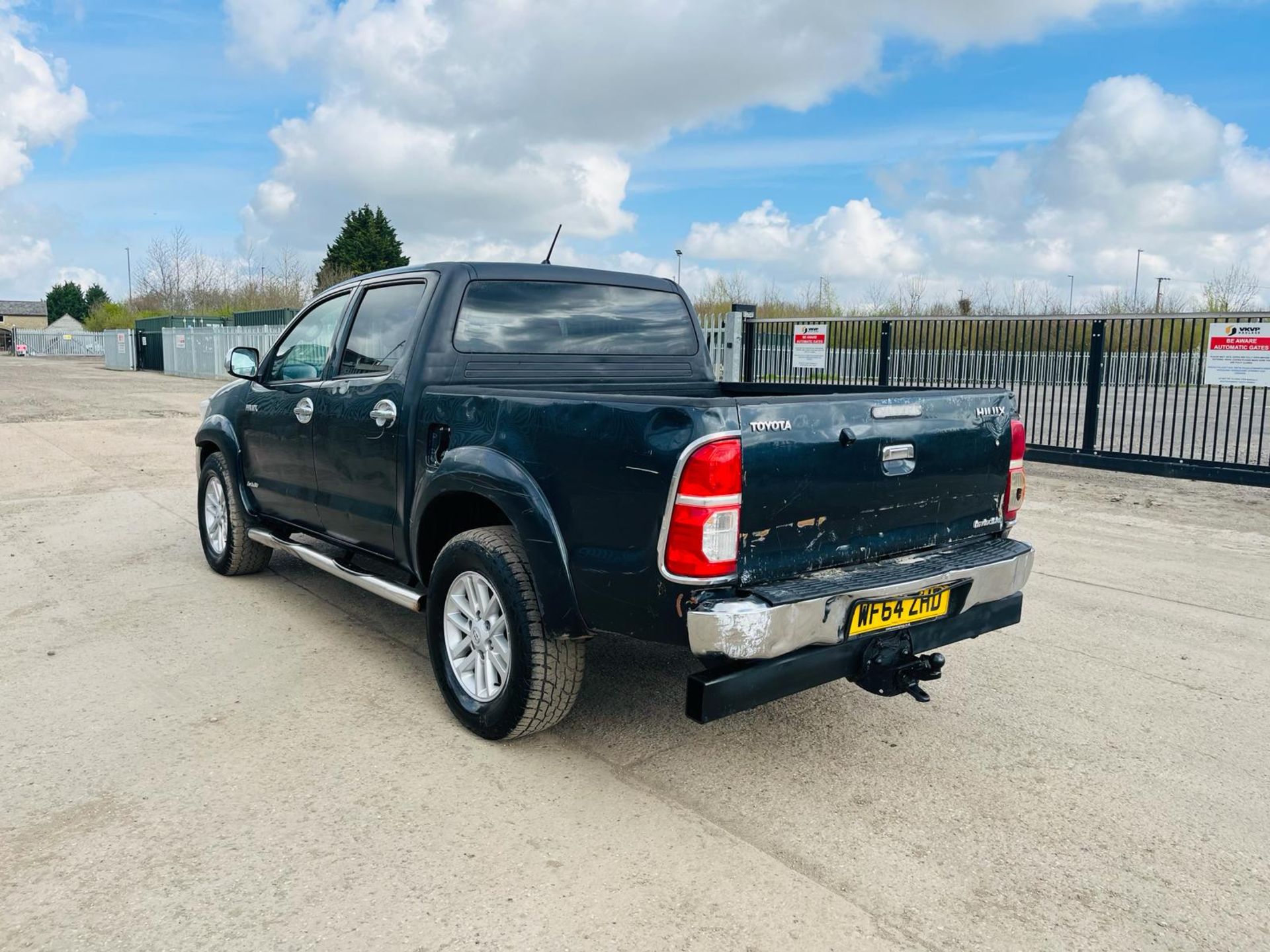 ** ON SALE ** Toyota Hilux 3.0 D-4D 171 Invincible 4WD CrewCab Pick-Up -2014 '64 Reg'- - Image 5 of 33