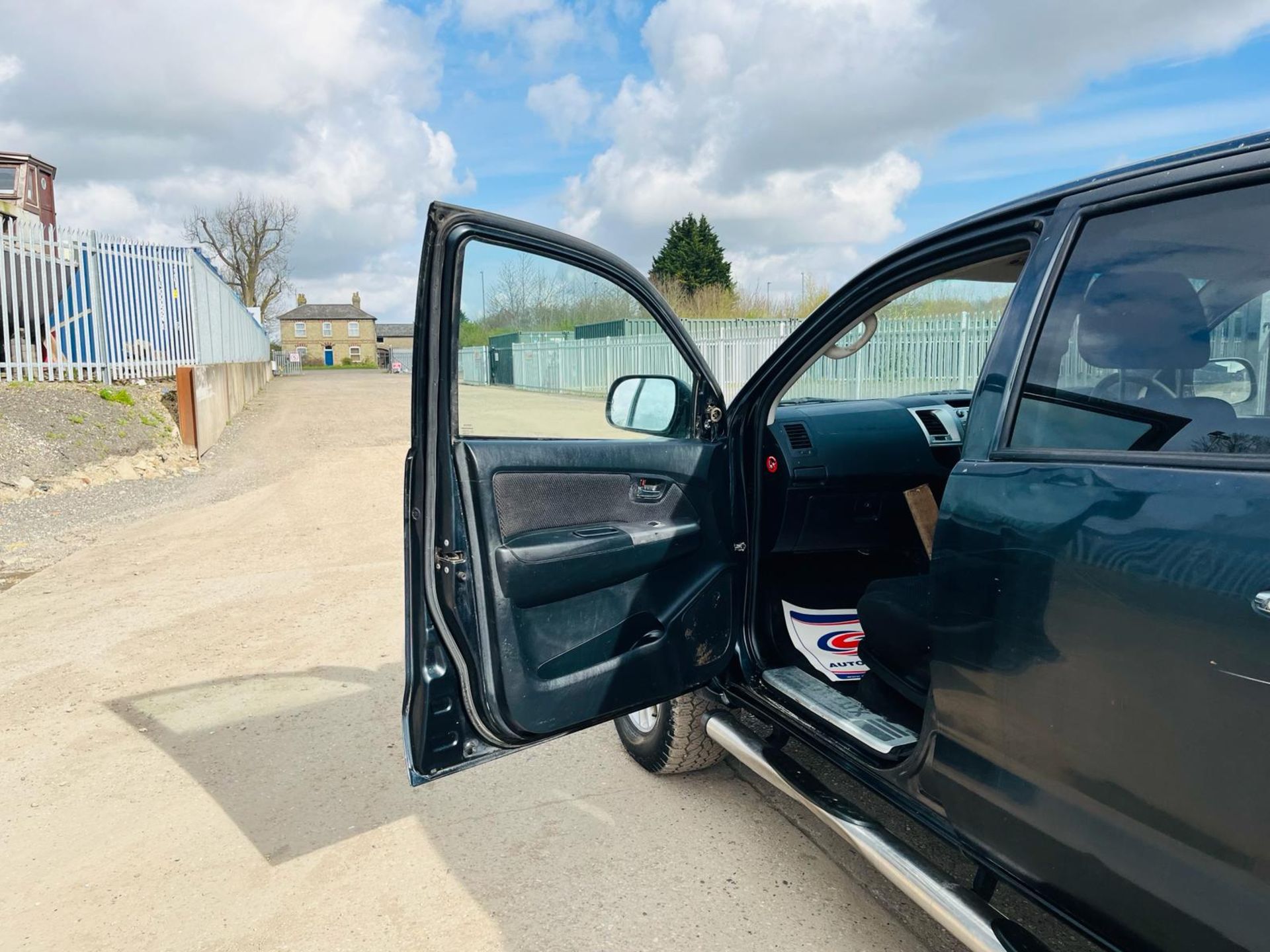 ** ON SALE ** Toyota Hilux 3.0 D-4D 171 Invincible 4WD CrewCab Pick-Up -2014 '64 Reg'- - Image 19 of 33