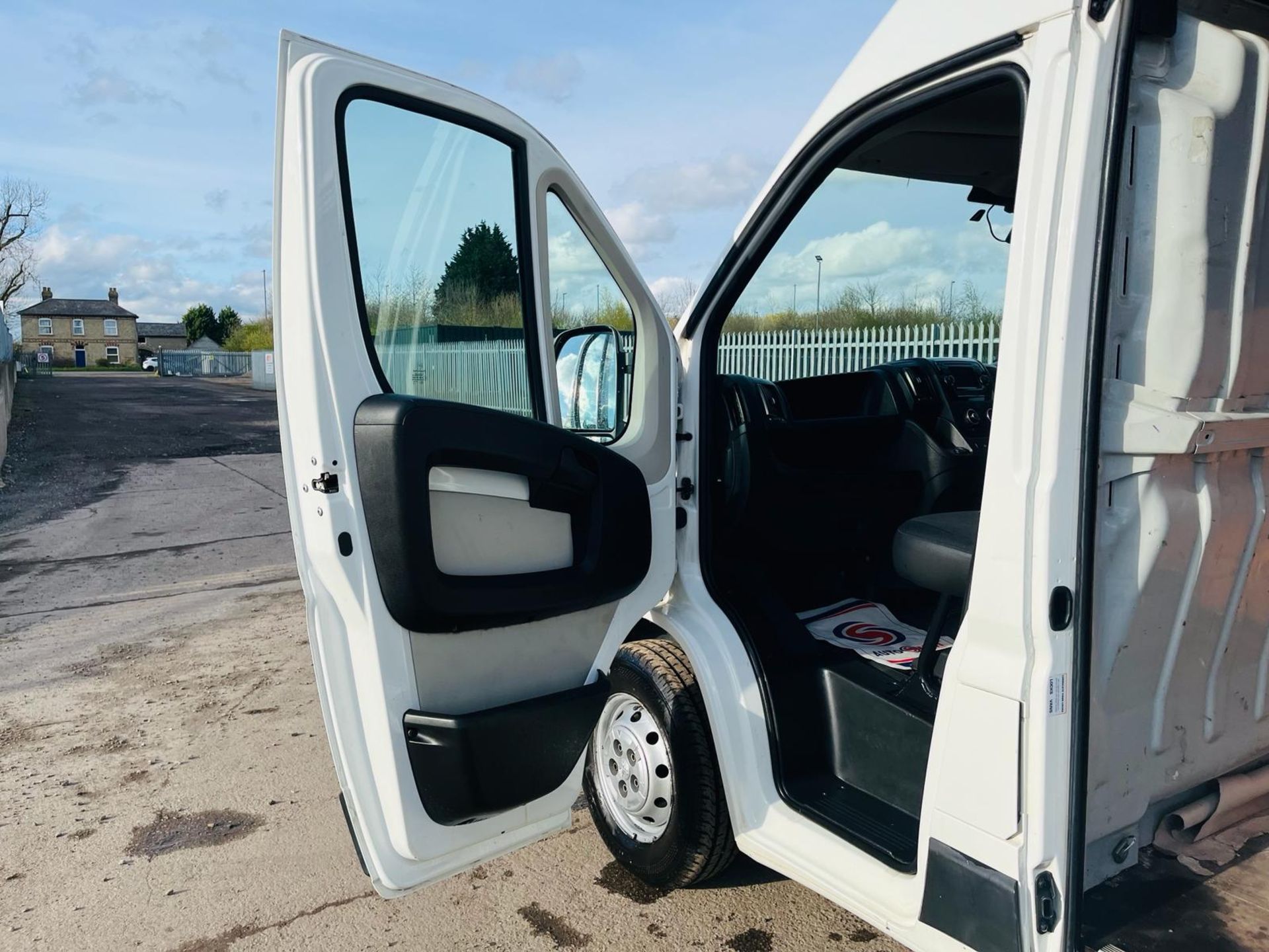 Peugeot Boxer Professional 225 BlueHDI 130 2.0 L3H2 2018'68 Reg'-A/C-Parking Sensors-ULEZ Compliant - Image 26 of 28