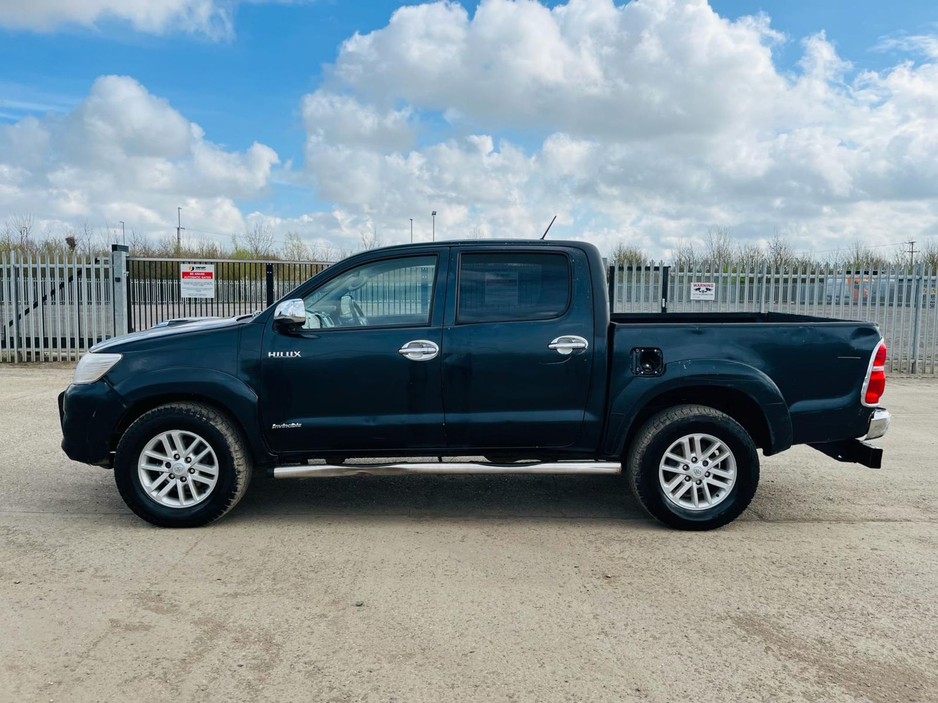 ** ON SALE ** Toyota Hilux 3.0 D-4D 171 Invincible 4WD CrewCab Pick-Up -2014 '64 Reg'- - Image 4 of 33