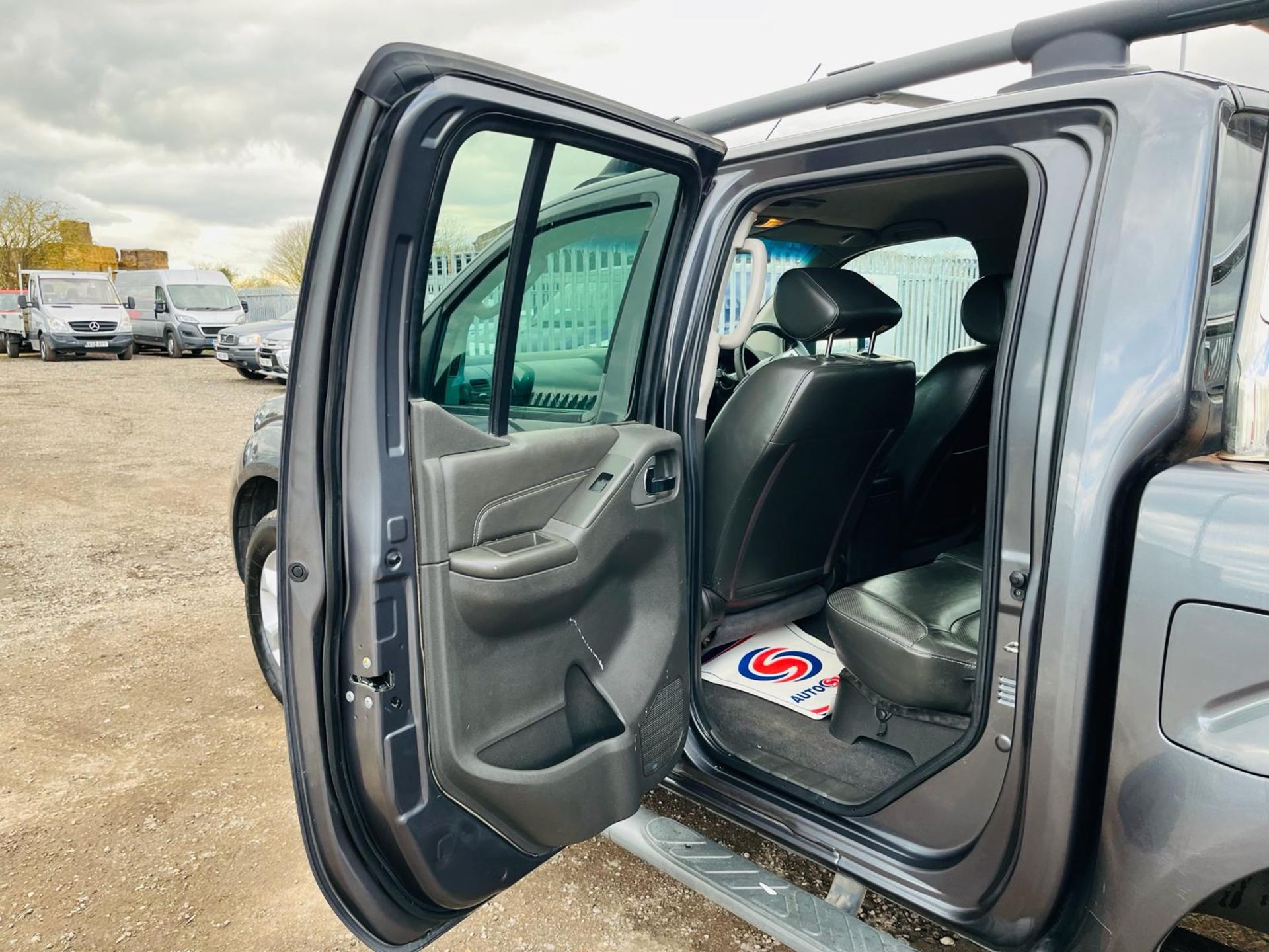 ** ON SALE **Nissan Navara Tekna DCI 4WD 2.5 2012 '62 Reg' - Automatic -Alloy Wheels -Roof Rack - Image 24 of 33