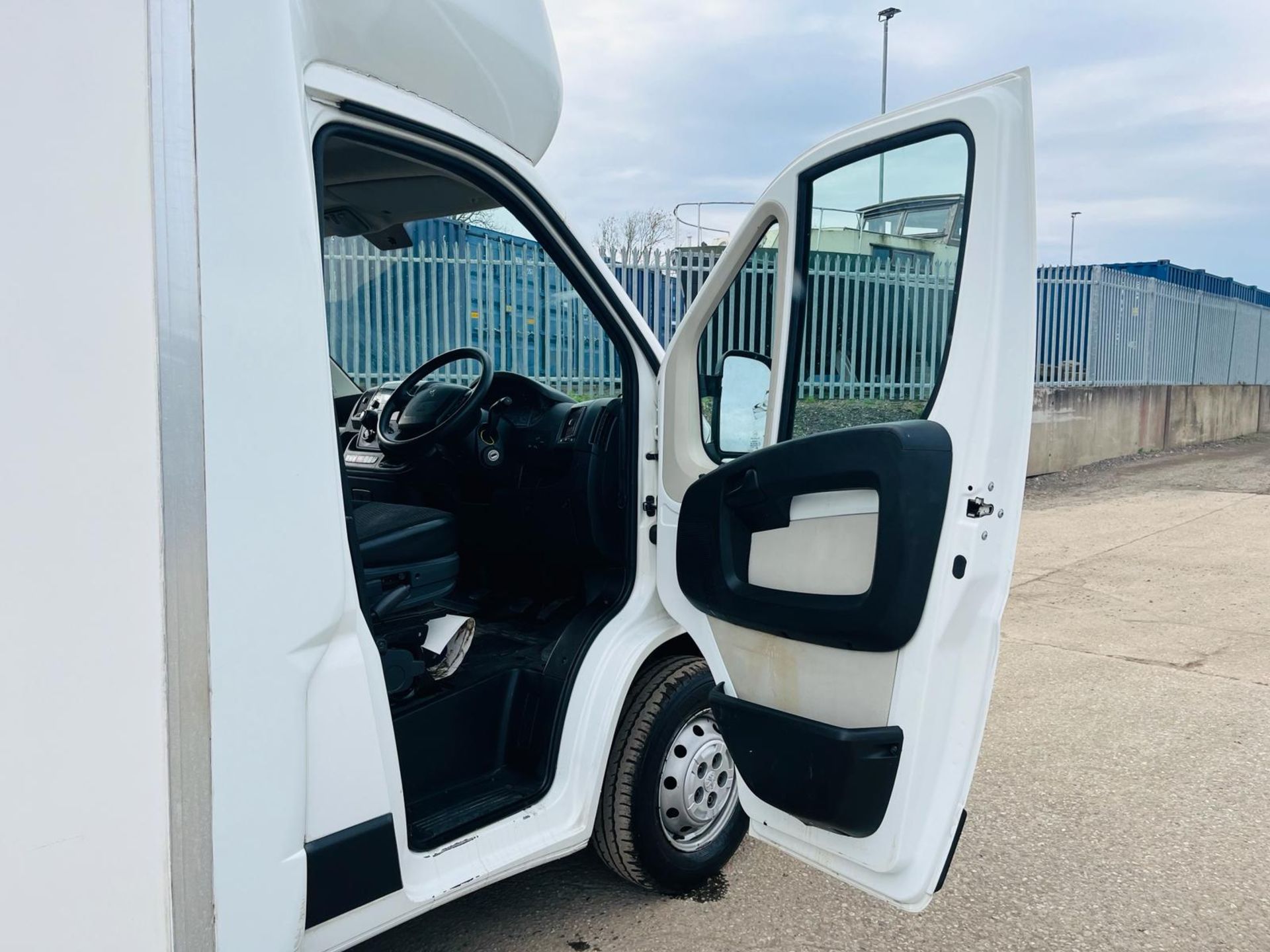 ** ON SALE ** Peugeot Boxer Low Loader 335 BlueHDI 160 2.0 L3 2018 '18 Reg'- A/C -ULEZ Compliant - Image 10 of 23