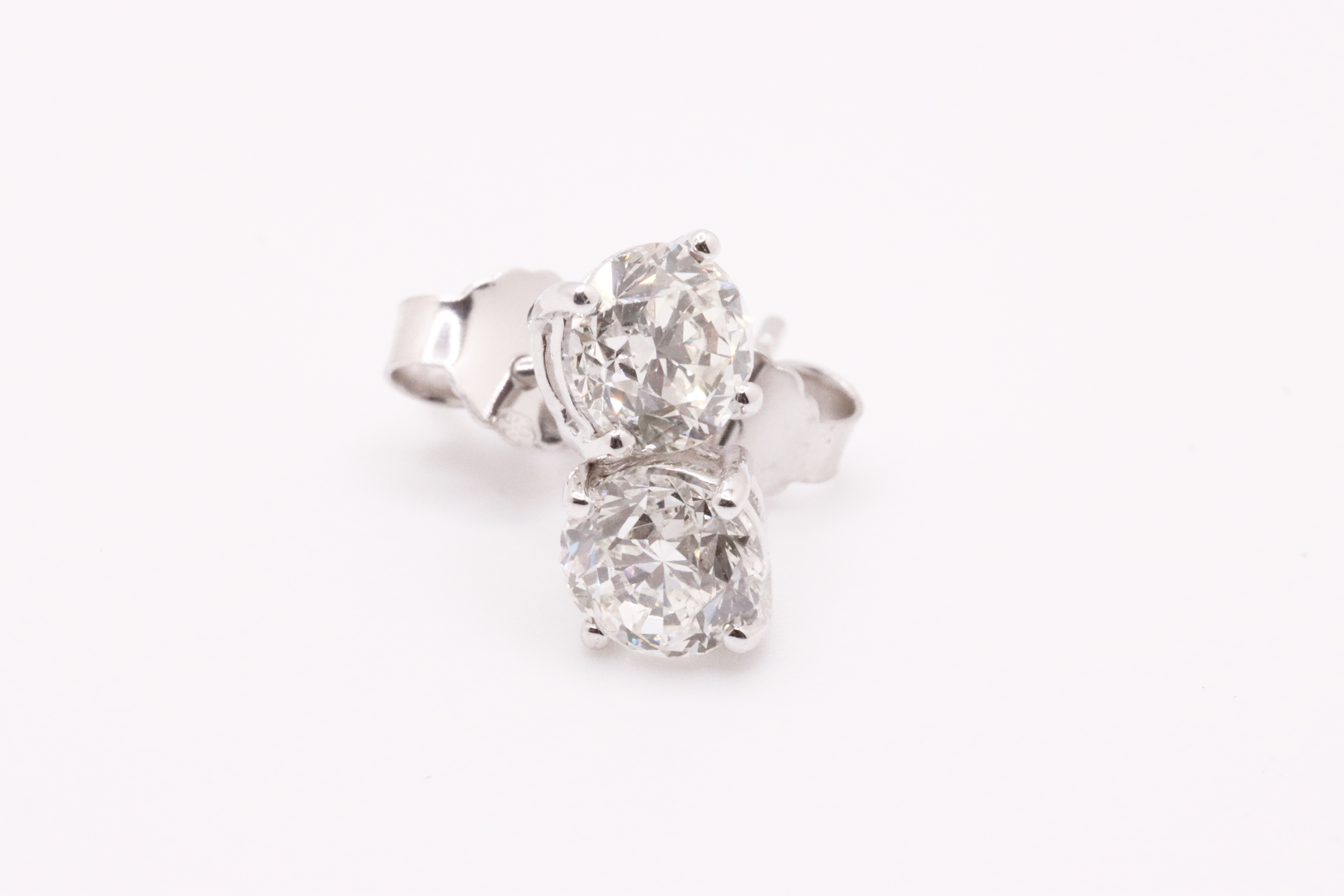 Round Brilliant Cut Natural Diamond 2.00 Carat H Colour VS2 Clarity White Gold Earrings - IGI - Image 8 of 11
