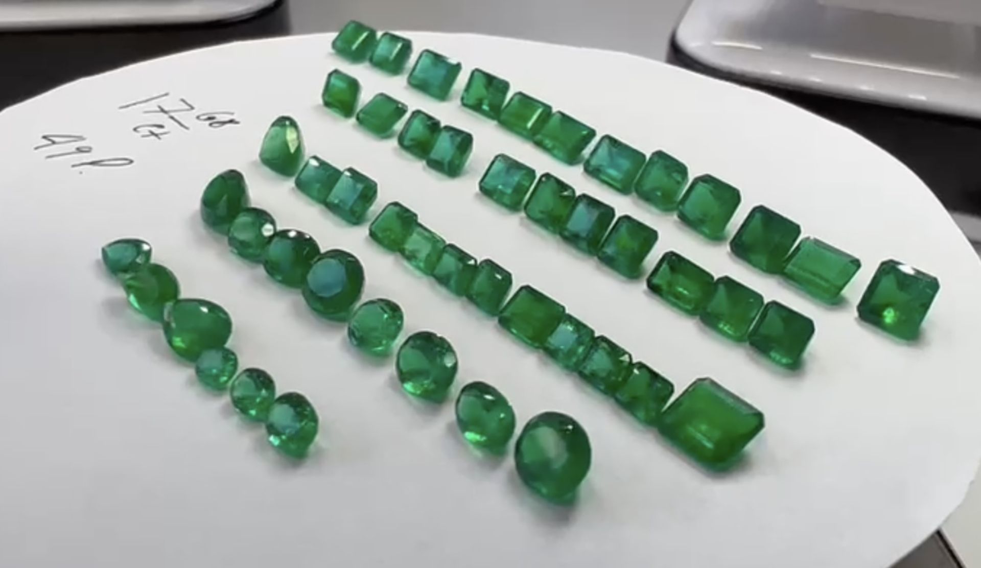 Parcel Of 49 ** Natural Emeralds ** 17.68 Carats - Sizes From 0.11 - 0.62 Carats - Bild 6 aus 12