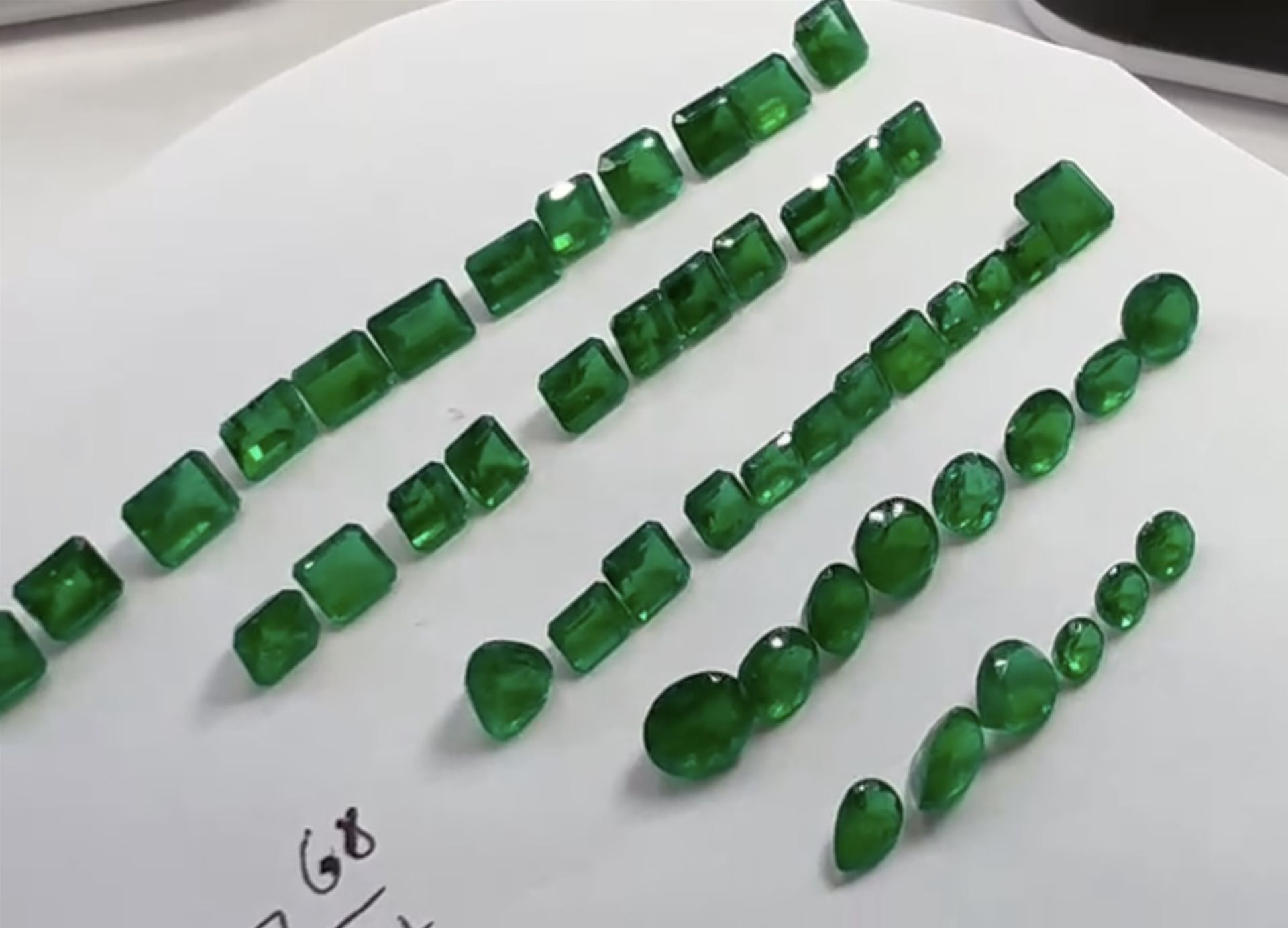 Parcel Of 49 ** Natural Emeralds ** 17.68 Carats - Sizes From 0.11 - 0.62 Carats - Bild 4 aus 12