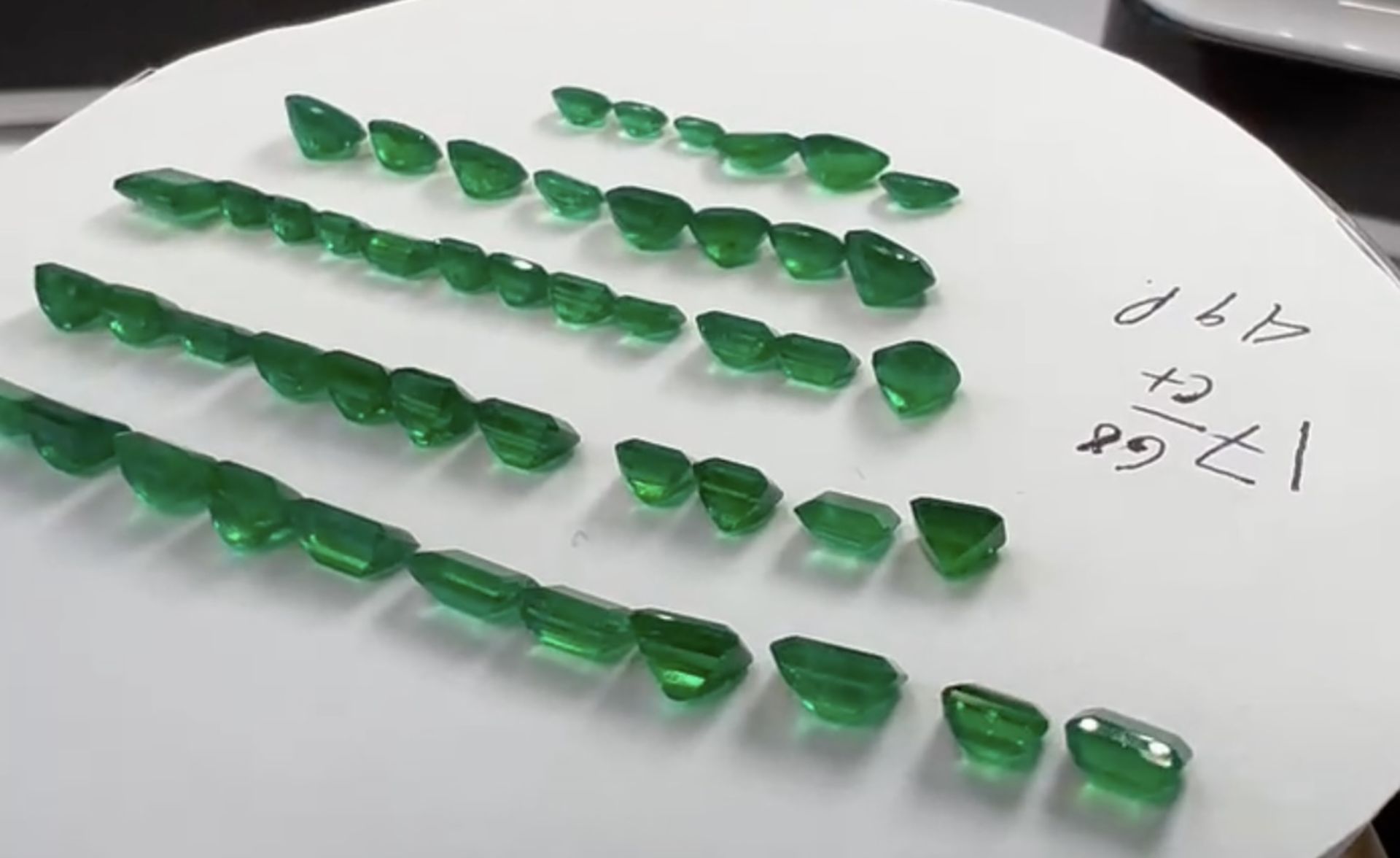 Parcel Of 49 ** Natural Emeralds ** 17.68 Carats - Sizes From 0.11 - 0.62 Carats - Bild 10 aus 12