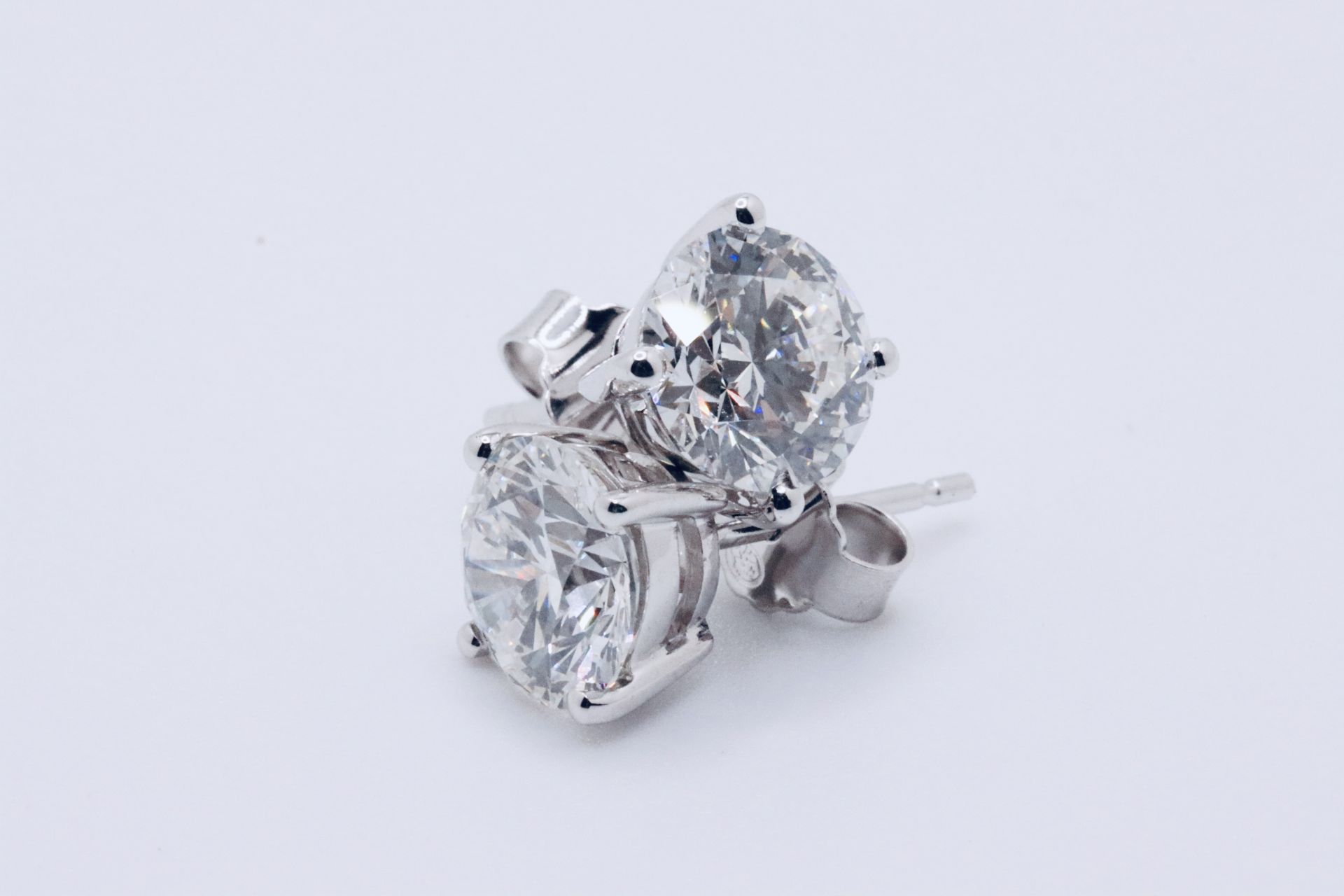 Round Brilliant Cut 6.00 Carat Diamond Earrings Set in 18kt White Gold - D Colour VVS Clarity - IGI - Bild 4 aus 5