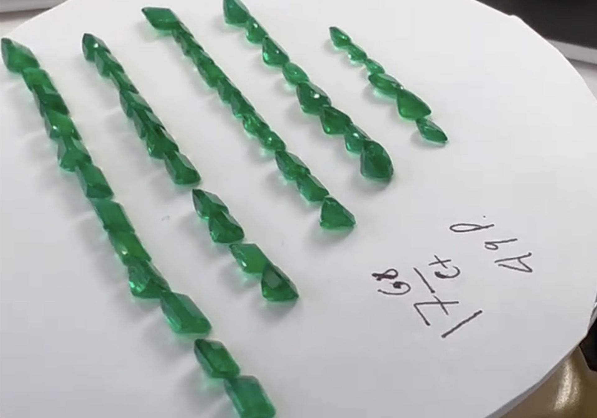 Parcel Of 49 ** Natural Emeralds ** 17.68 Carats - Sizes From 0.11 - 0.62 Carats - Bild 8 aus 12