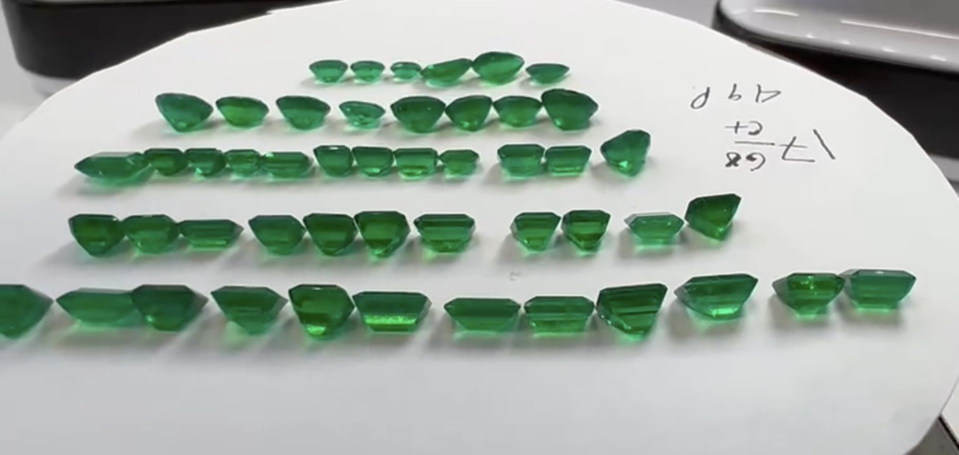 Parcel Of 49 ** Natural Emeralds ** 17.68 Carats - Sizes From 0.11 - 0.62 Carats - Bild 9 aus 12