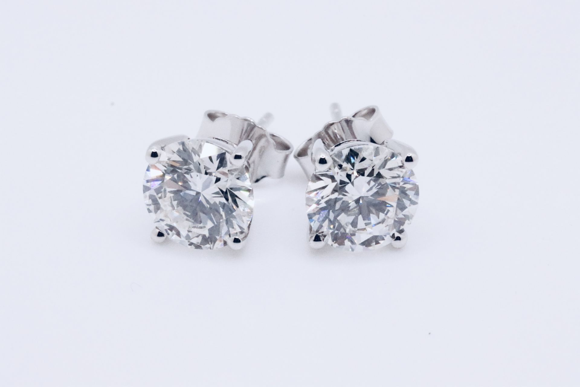 Round Brilliant Cut 6.00 Carat Diamond Earrings Set in 18kt White Gold - D Colour VVS Clarity - IGI - Bild 3 aus 5
