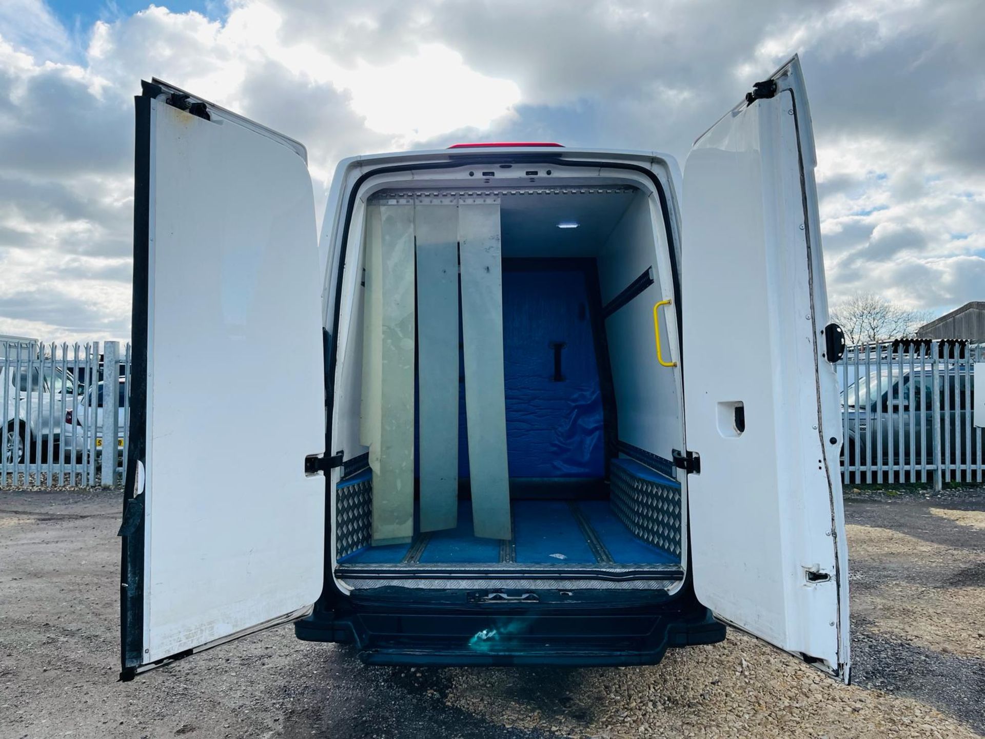 Volkswagen Crafter CR35 Startline TDI 140 2.0 BMT L2 H2 Fridge/Freezer 2018 '67 Reg'-ULEZ Compliant - Image 10 of 27