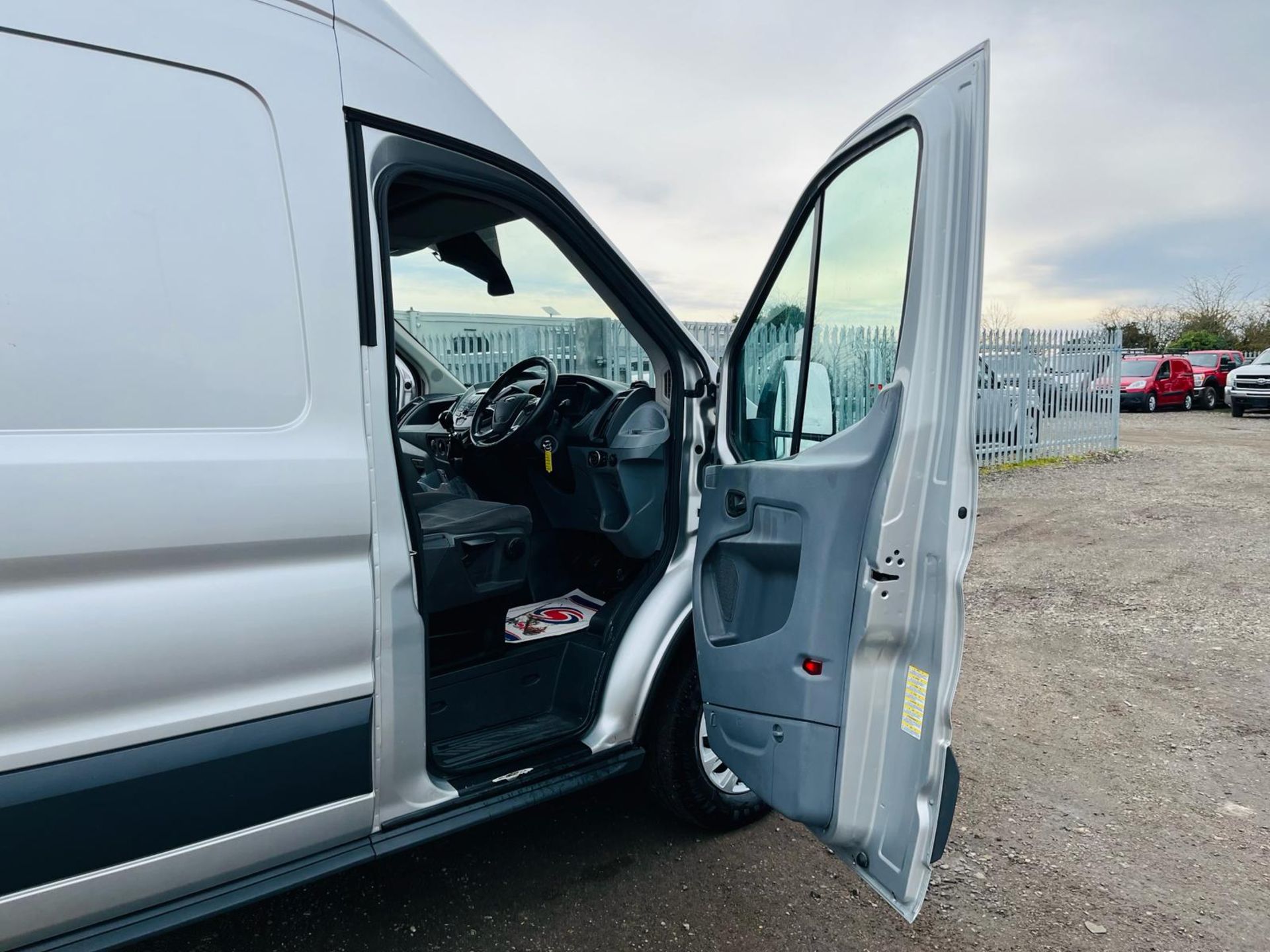 Ford Transit Trend 350 TDCI 125 2.2 L3 H3 2014 '64 Reg' - Parking sensors - Air Conditioning - Image 14 of 27