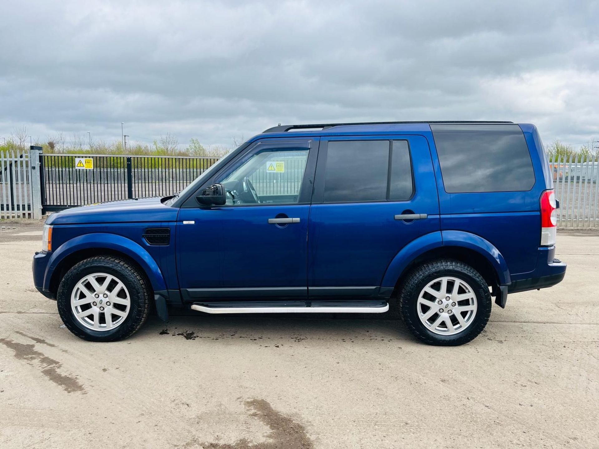 ** ON SALE ** Land Rover Discovery 4 2.7 TDV6 Commercial Van Auto -A/C-Sat Nav-Bluetooth Handsfree - Image 4 of 31