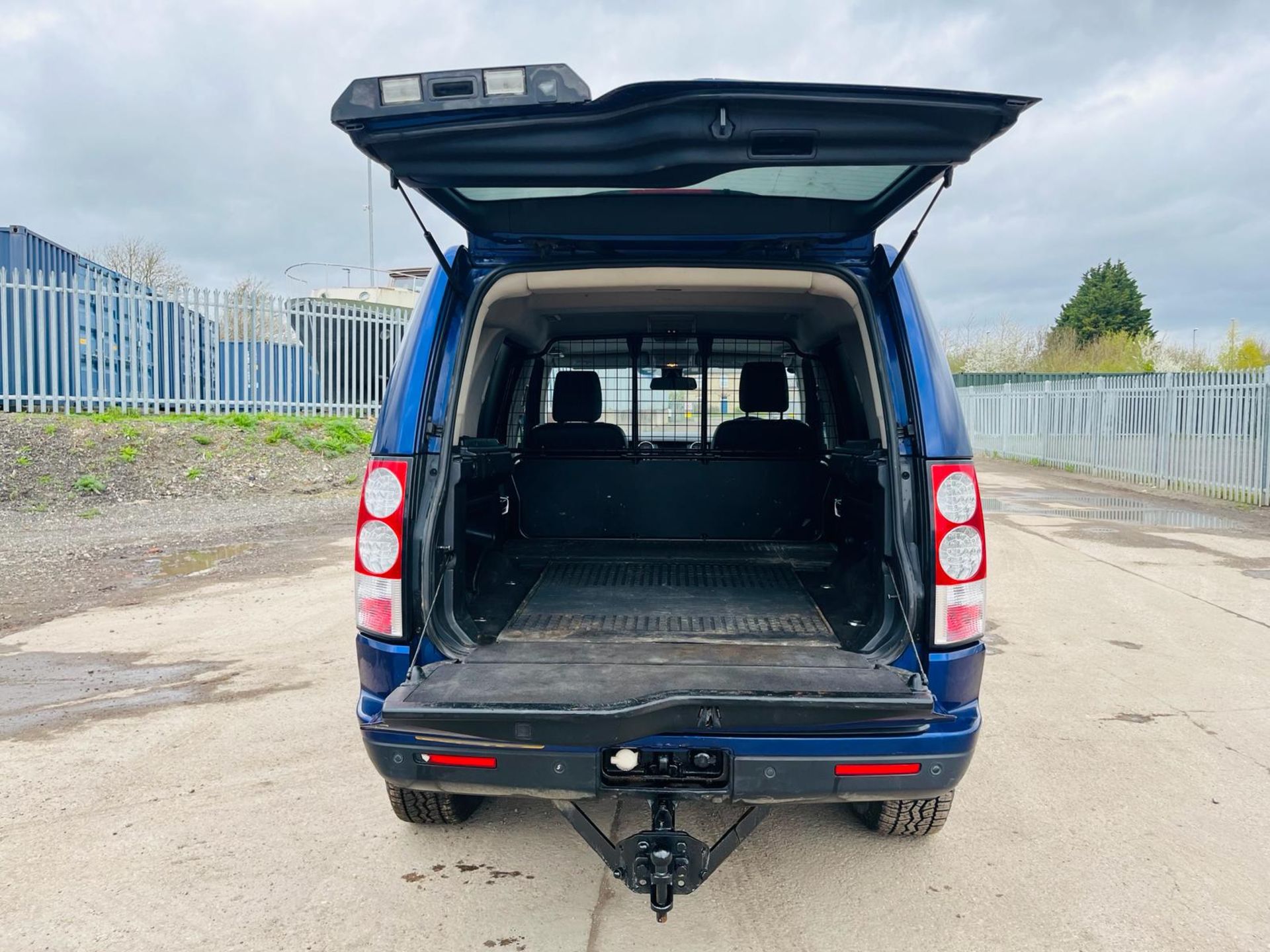 ** ON SALE ** Land Rover Discovery 4 2.7 TDV6 Commercial Van Auto -A/C-Sat Nav-Bluetooth Handsfree - Image 8 of 31