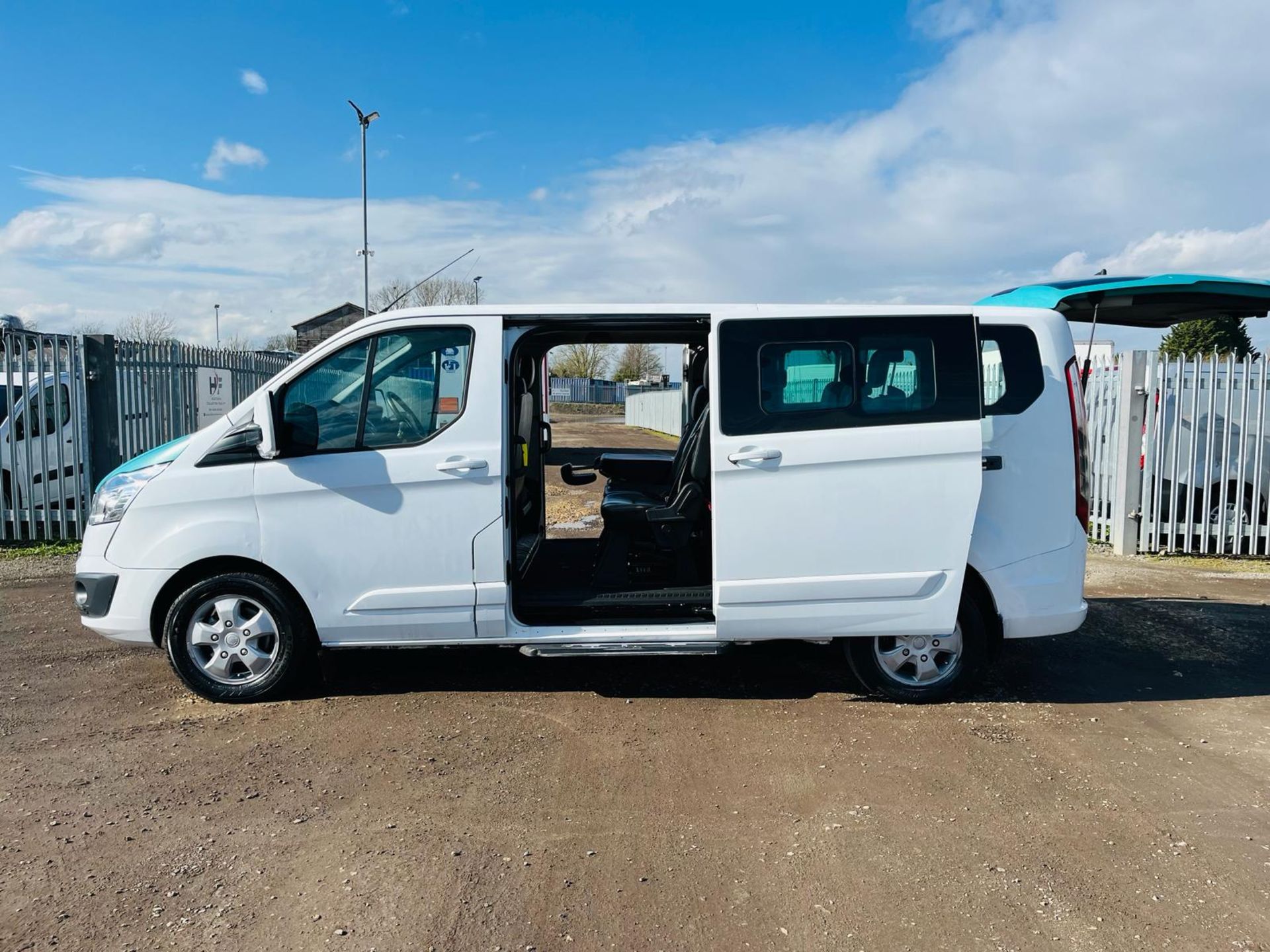 ** ON SALE ** Ford Tourneo Custom Limited Minibus TDCI 125 300 2.2 2015 '15 Reg' -A/C-Alloy Wheels - Image 5 of 33